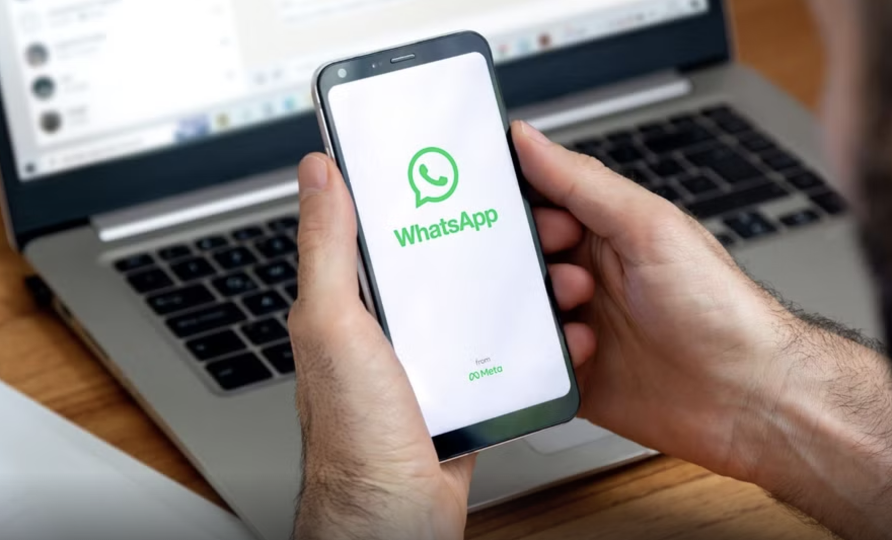 Ilustrasi seseorang menggunakan WhatsApp yang kini dilengkapi dengan Meta AI. (Alex Photo Stock/Shutterstock)