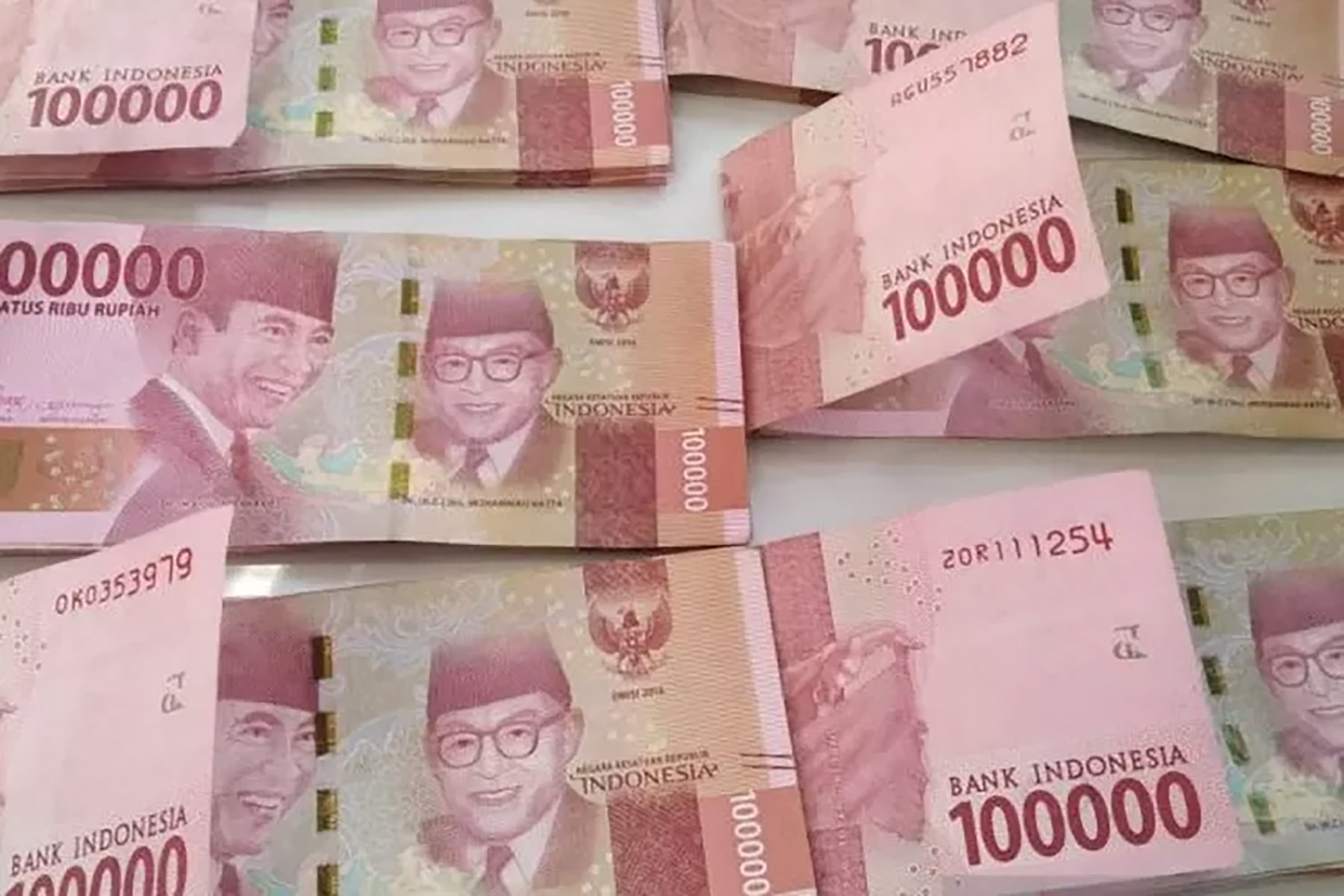 Ilustrasi uang pecahan Rp 100.000 sasaran utama pembuat uang palsu. (Akhmad Nazaruddin Lathif/Antara)