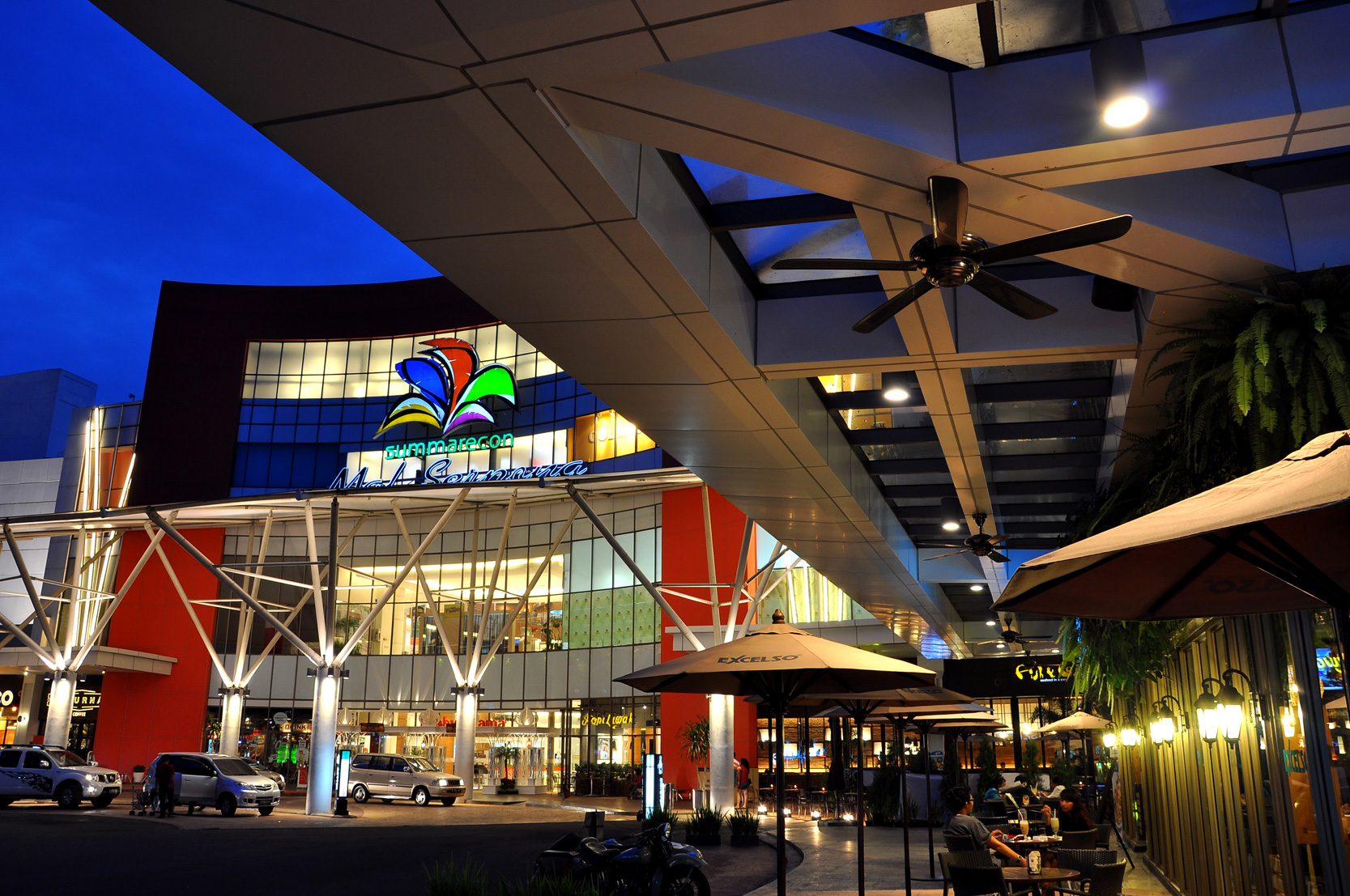 Tampak depan bangunan Summarecon Mall Serpong
