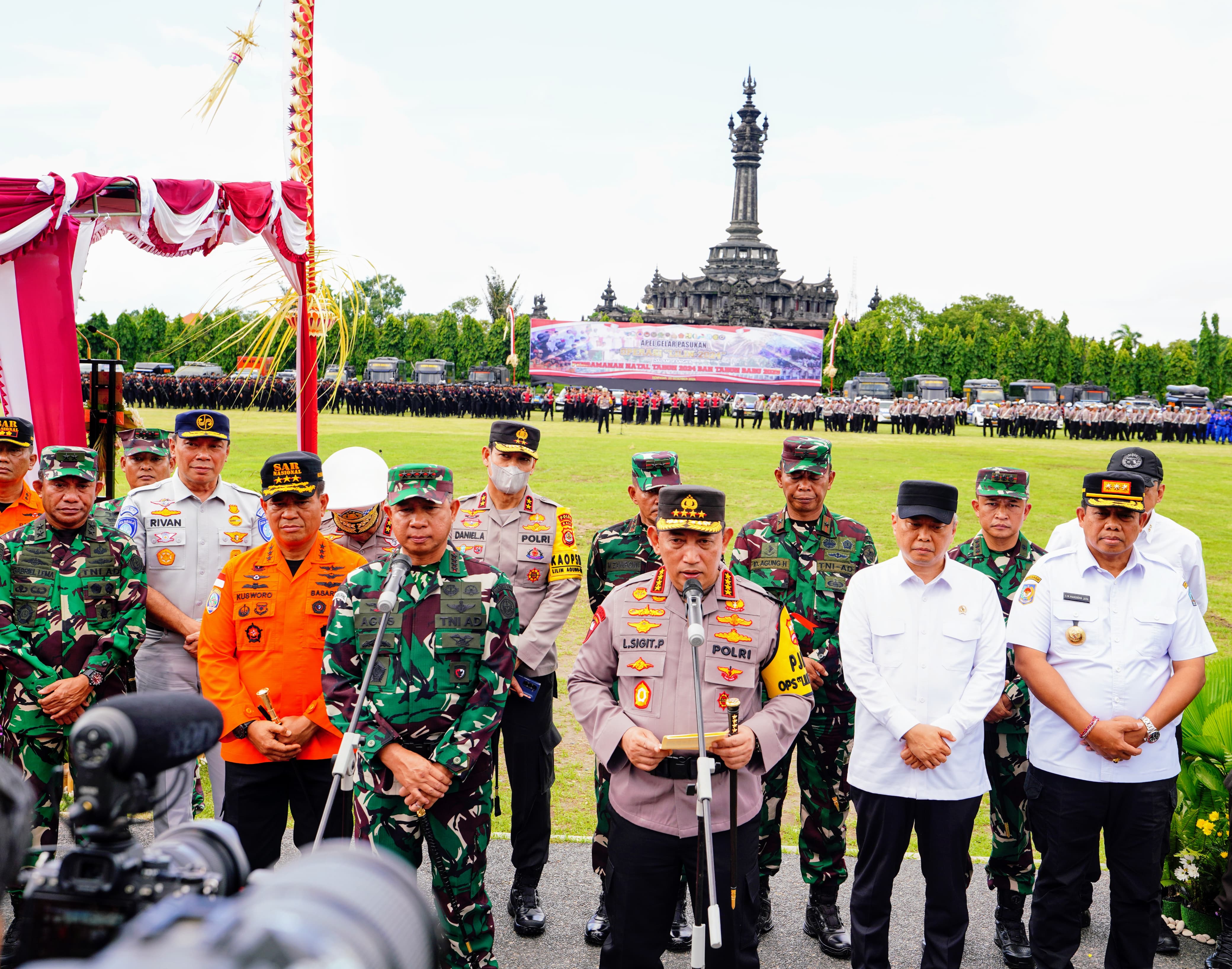 Kapolri Jenderal Listyo Sigit Prabowo dan Panglima TNI Agus Subiyanto saat upacara&nbsp;pembukaan Operasi Lilin di Lapangan Puputan Margarana Renon, Denpasar, Bali, Rabu (20/12). (Mabes Polri)