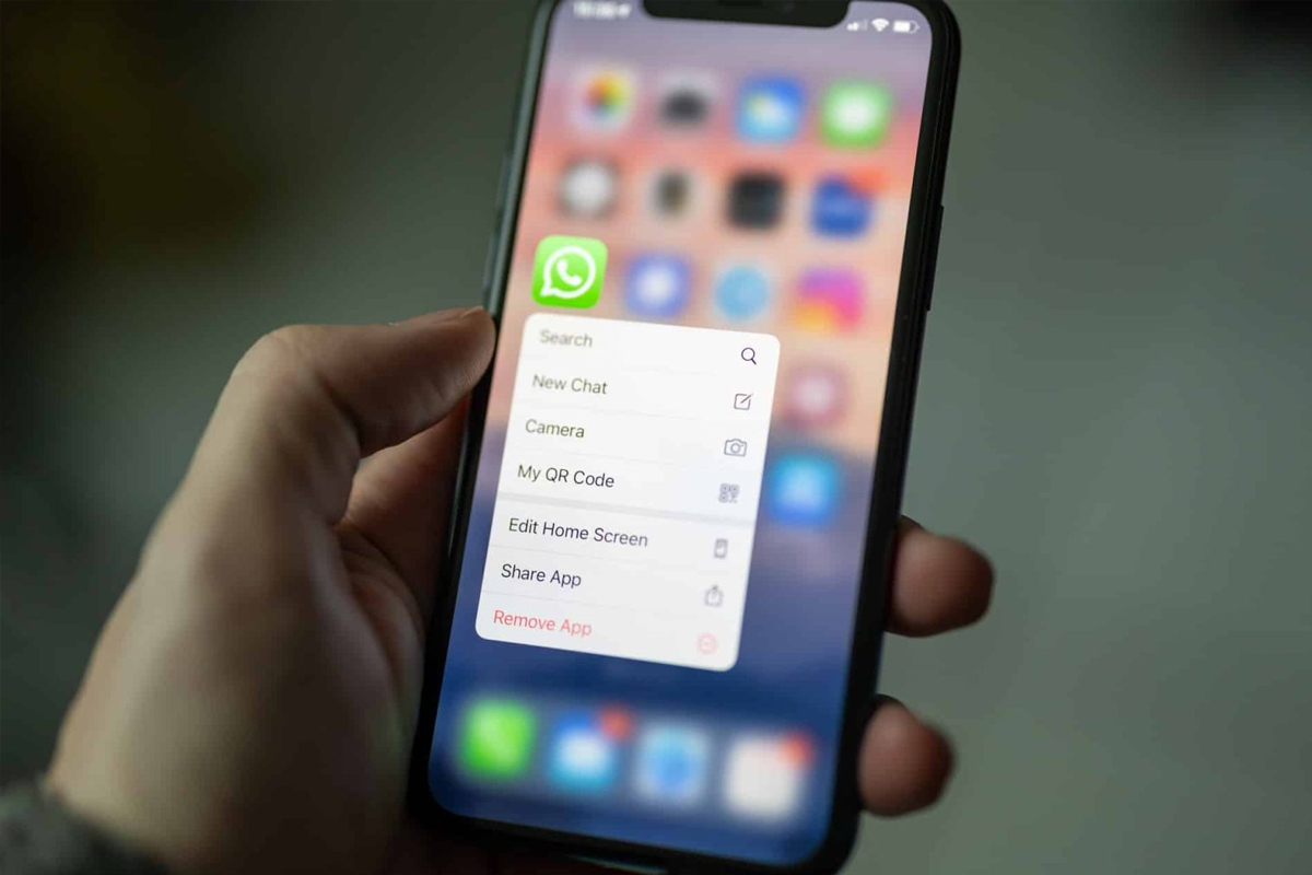 Ilustrasi pengguna menggunakan WhatsApp. (Unsplash)