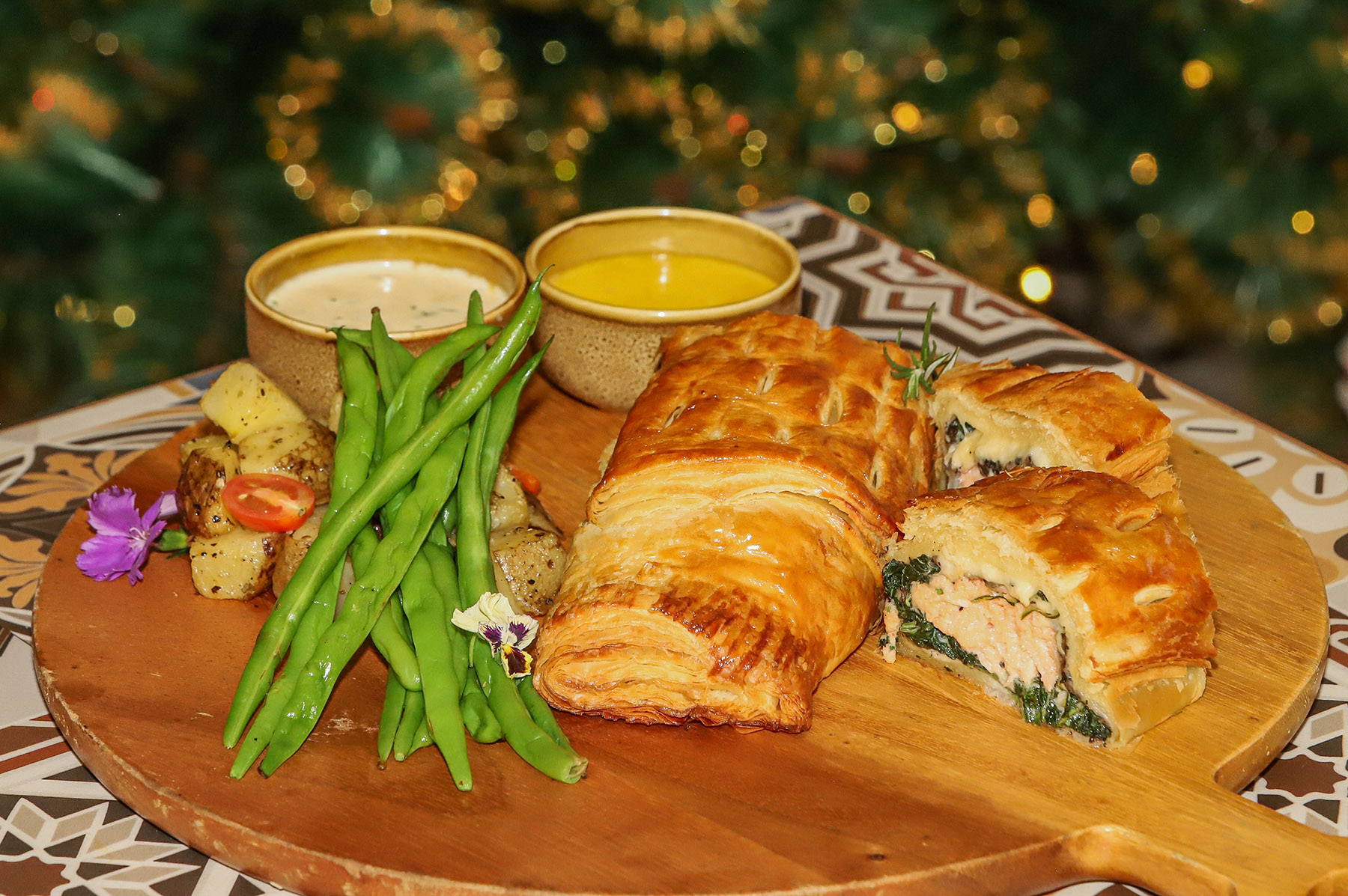 Sajian salmon en croute ala Whiz Luxe Hotel Spazio Surabaya. Cara menggulung yang tepat membuat pastry tidak gosong dan salmon di dalamnya pun matang.