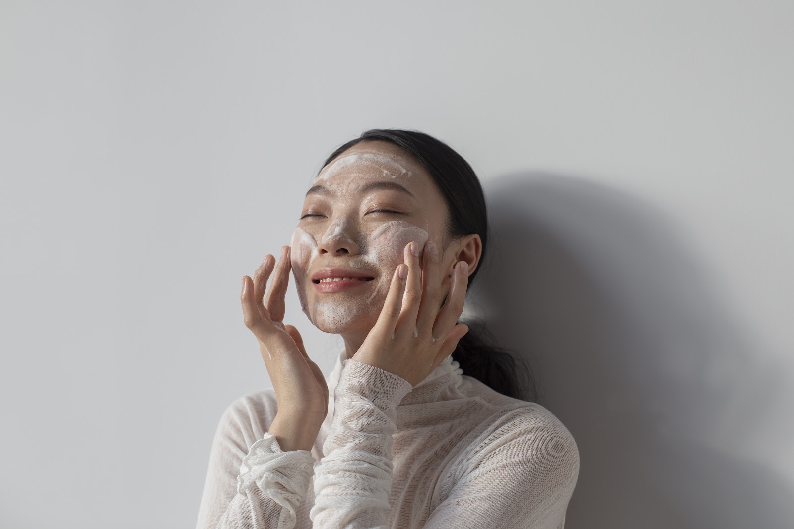 Ilustrasi orang sedang memakai skincare