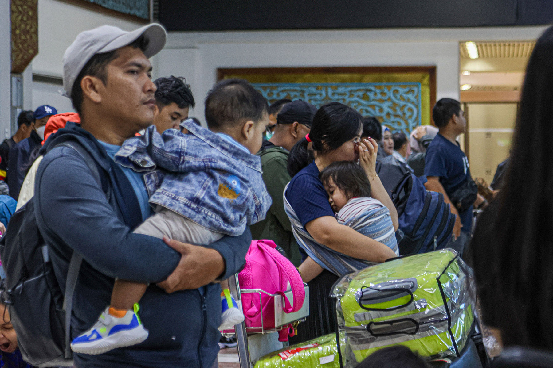 Sejumlah penumpang pesawat mengantri di counter check-in di Terminal 2, Bandara Soekarno-Hatta, Sabtu (21/12/2024).