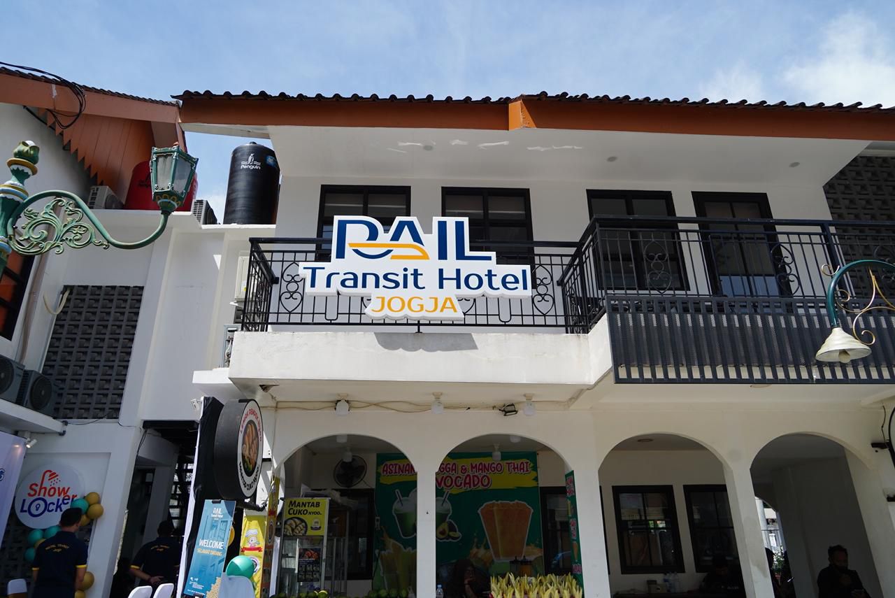 KAI Wisata dan KAI Properti meresmikan Rail Transit Hotel Jogja, penginapan modern yang berlokasi di KAI Lifestyle Slasar Malioboro, Yogyakarta.