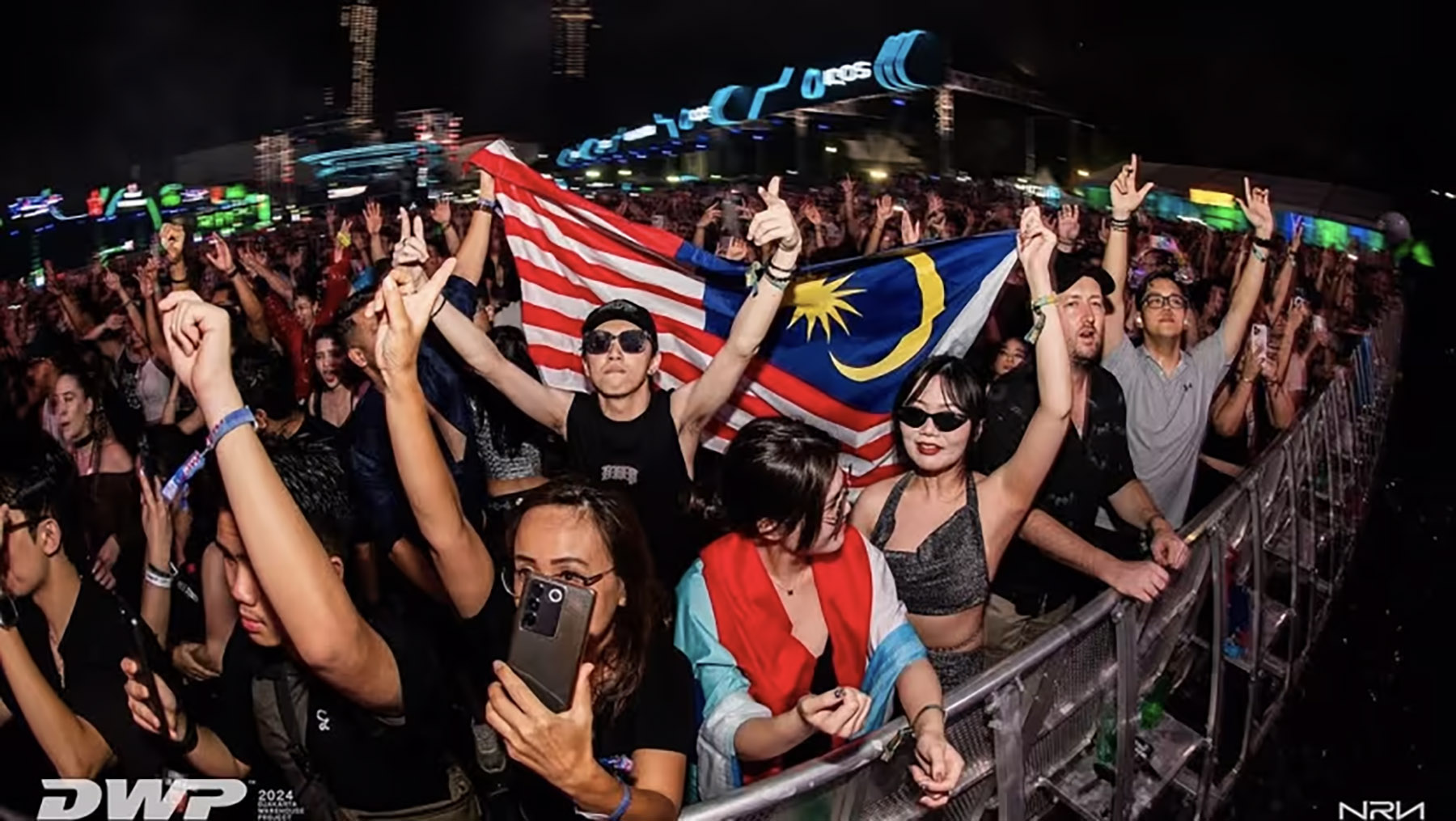 Penonton konser musik Djakarta Warehouse Project (DWP) asal Malaysia.