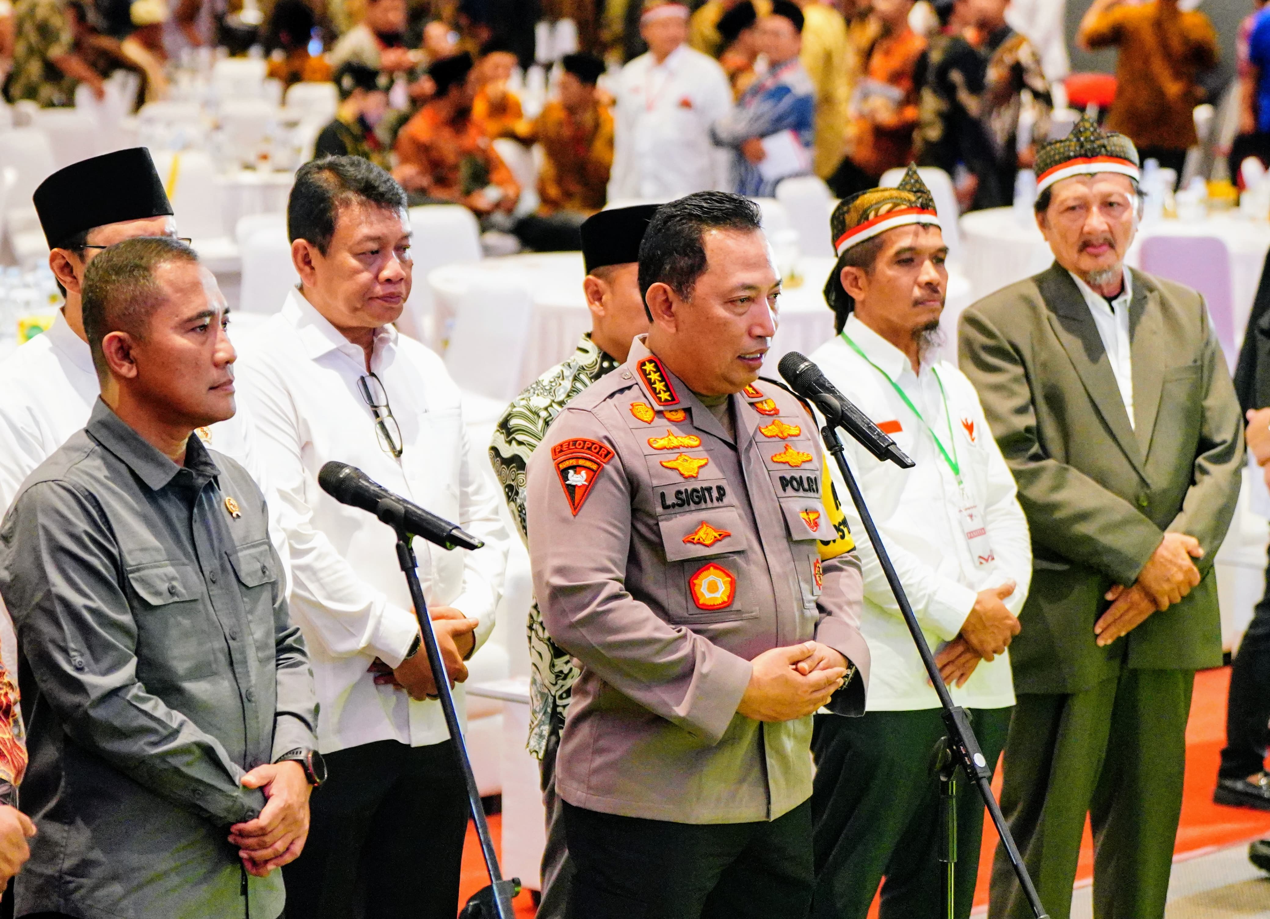 Kapolri Jenderal Polisi Listyo Sigit Prabowo mengapresiasi langkah Badan Nasional Penanggulangan Terorisme (BNPT) dan Densus 88 Antiteror. (Mabes Polri)