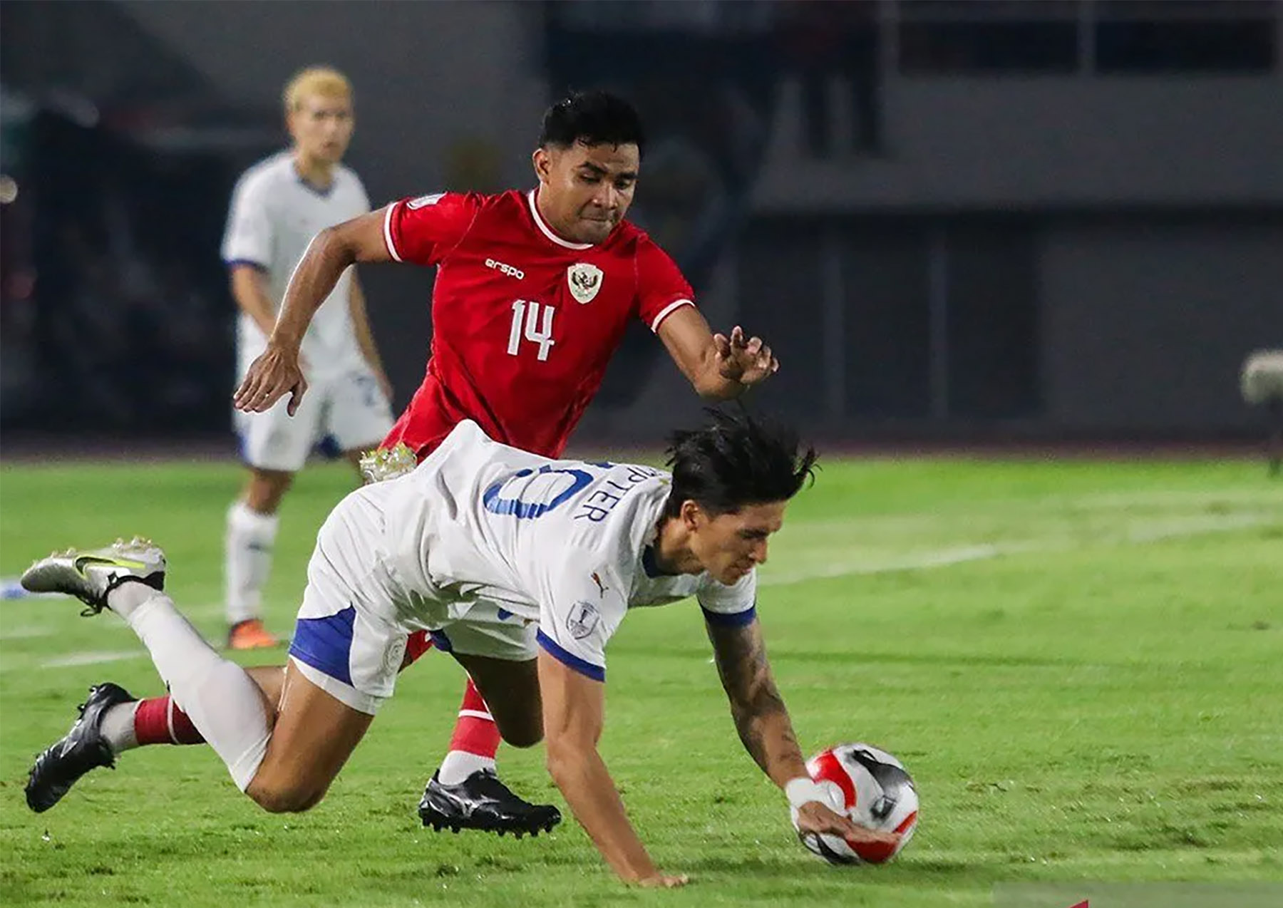 Pesepak bola Timnas Indonesia Asnawi Mangkualam (kedua kanan) berusaha merebut bola dari pesepak bola Timnas Filipina Michael T. Kempter (kanan) saat pertandingan Grup B ASEAN Cup 2024 di Solo.