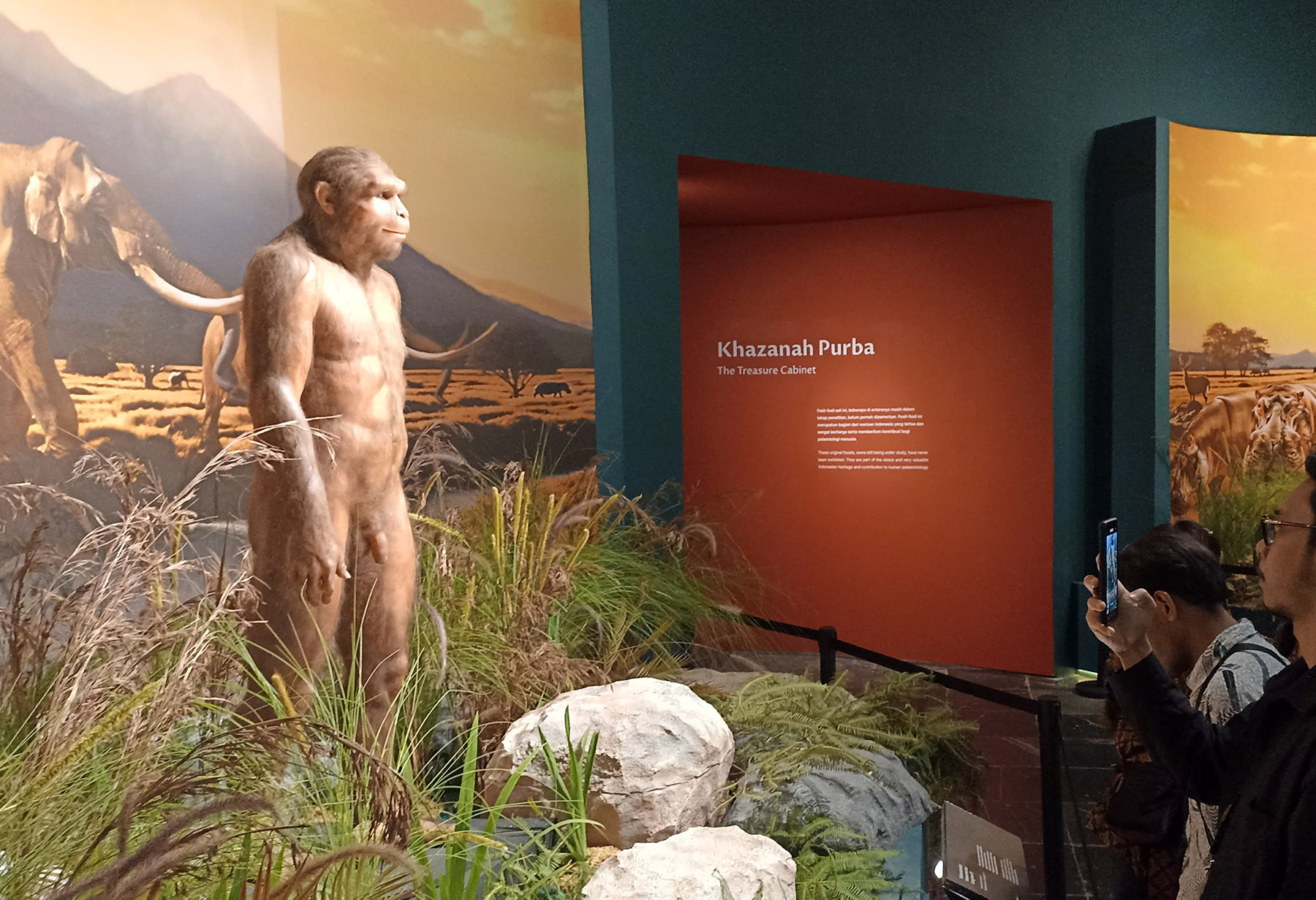 Pengunjung menyaksikan koleksi pameran purbakala di Museum Nasional Indonesia (22/12).  Hilmi/Jawa Pos