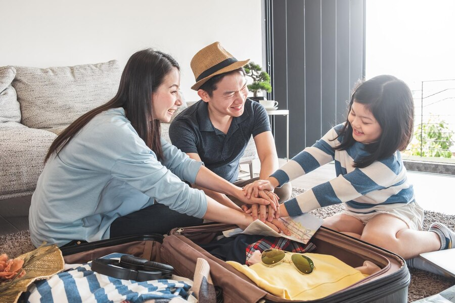 Ilustrasi liburan staycation bersama keluarga.