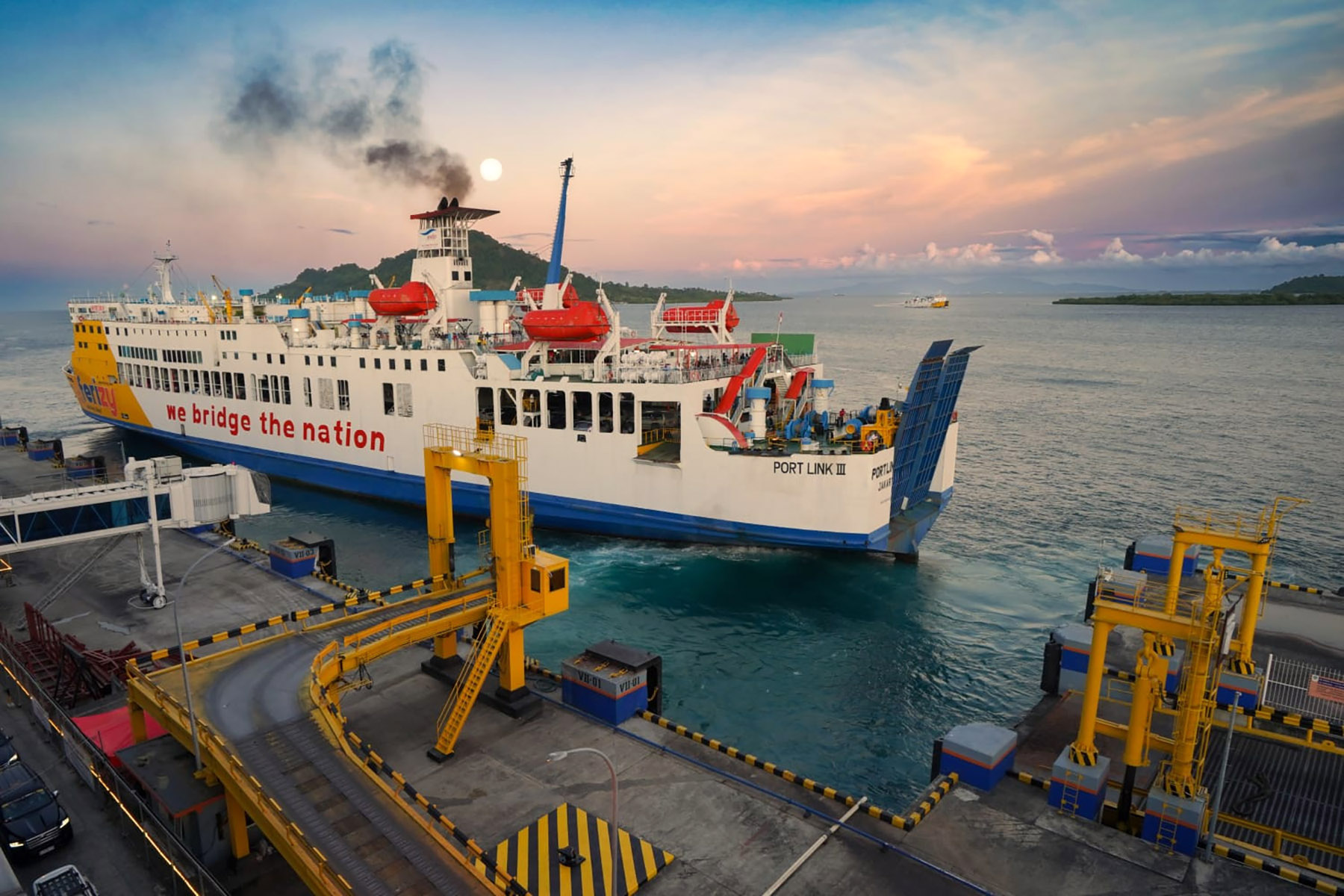 Kapal ferry akan bersandar di pelabuhan Merak, Banten.