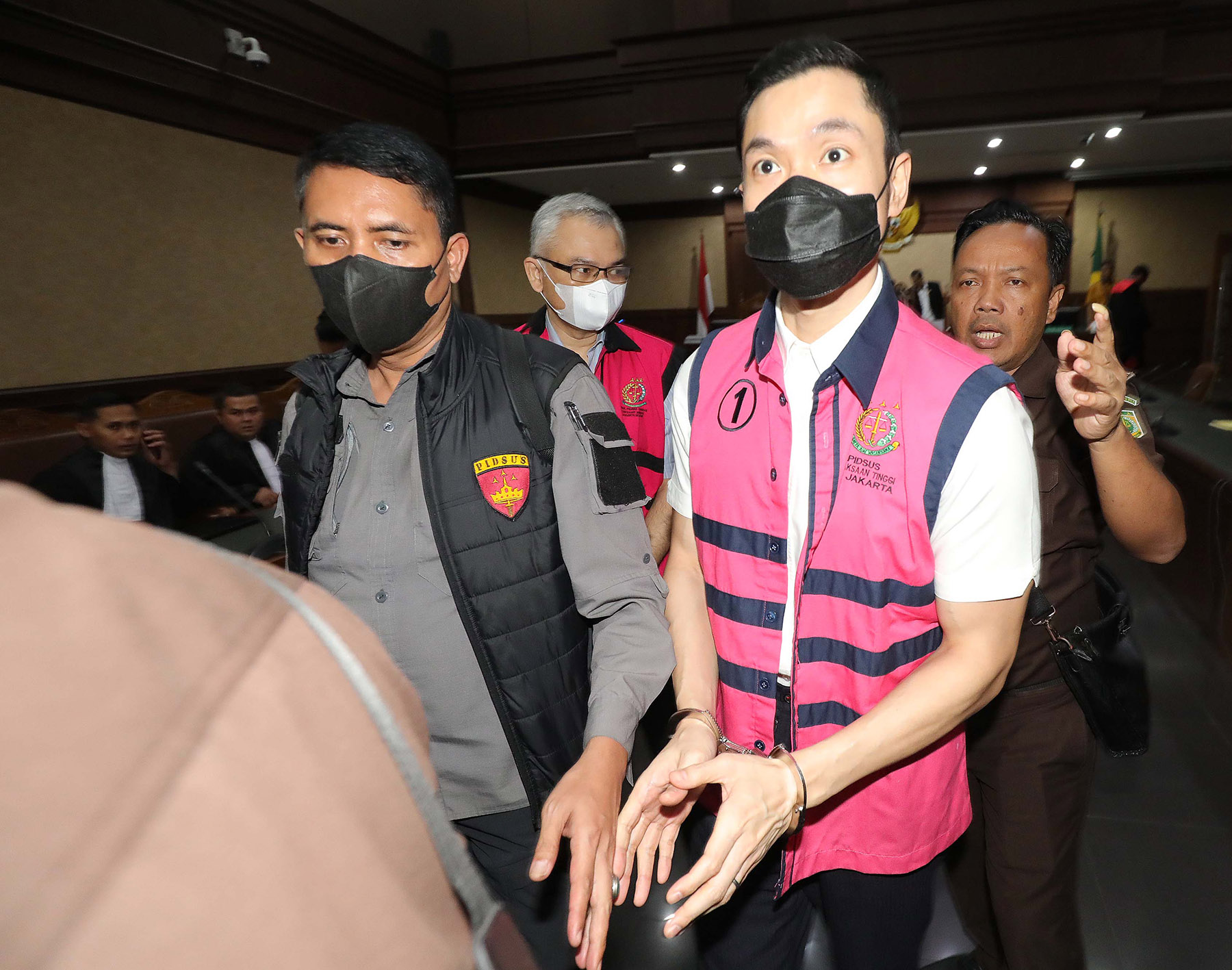 Terdakwa kasus dugaan korupsi tata niaga komoditas timah di wilayah izin usaha pertambangan (IUP) PT Timah tahun 2015-2022 Harvey Moeis berjalan keluar ruangan sidang usai menjalani sidang putusan di Pengadilan Tipikor, Jakarta, Senin (23/12/2024). Majeli