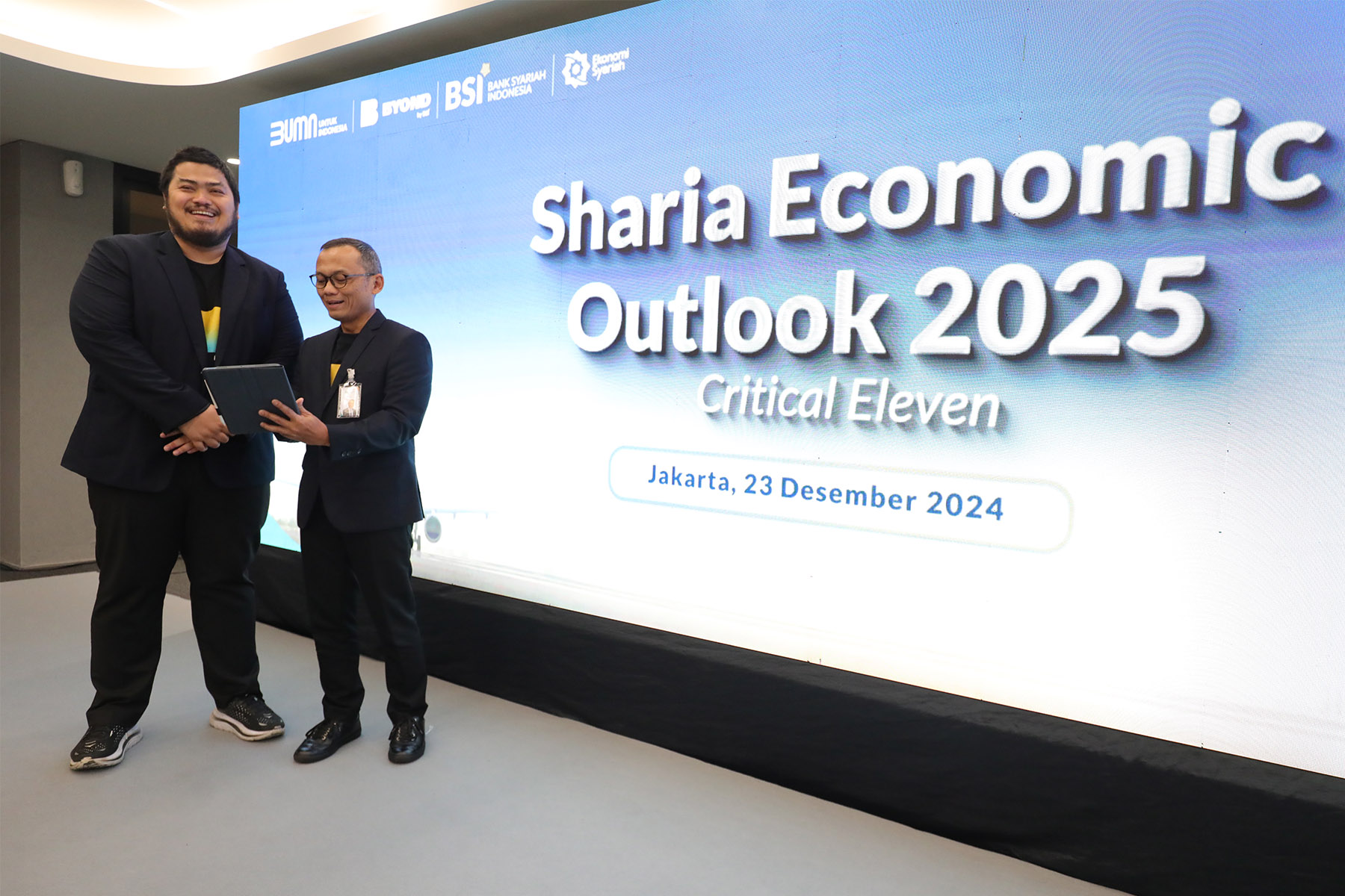 Direktur Treasury & International Banking PT Bank Syariah Indonesia Tbk (BSI) Ari Rizaldi (kanan) dan Chief Economist BSI Banjaran Surya Indrastomo seusai acara diskusi Sharia Economic Outlook 2025.