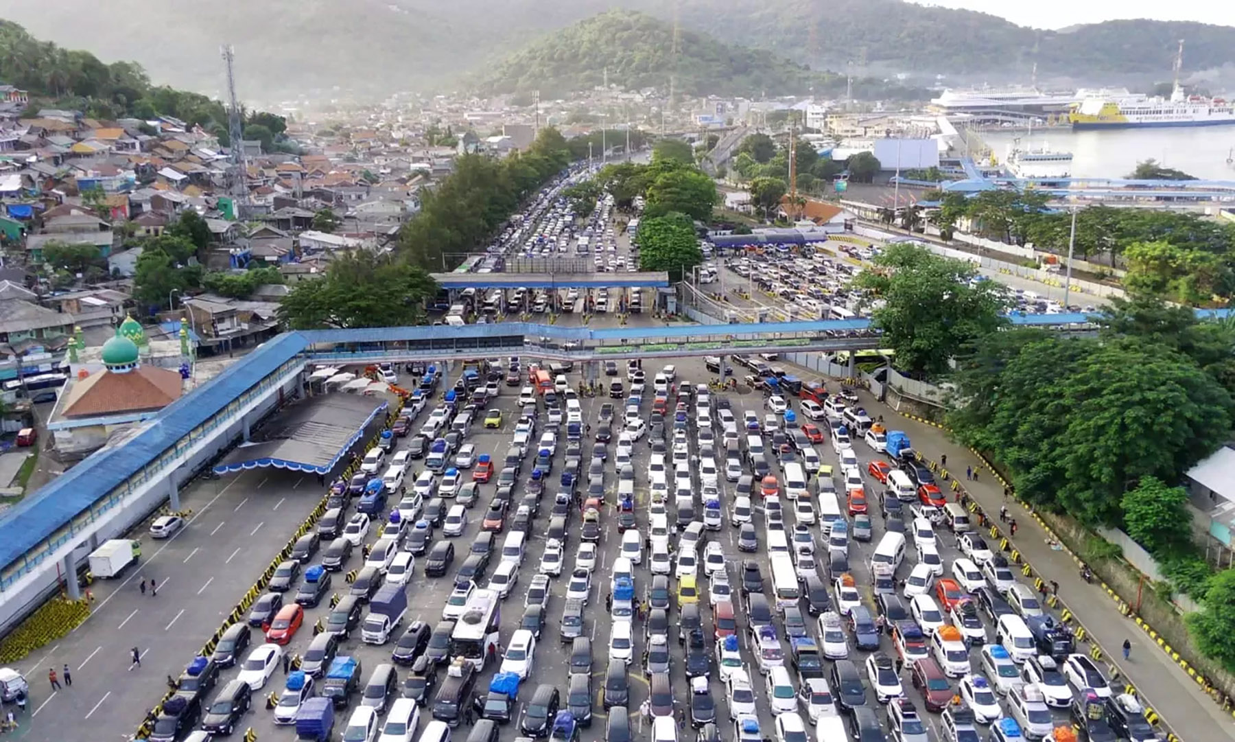 Antrean mobil pribadi dan bus berisi pemudik menunggu kapal di Pelabuhan Merak, Banten. (Dery Ridwansah/JawaPos.com)