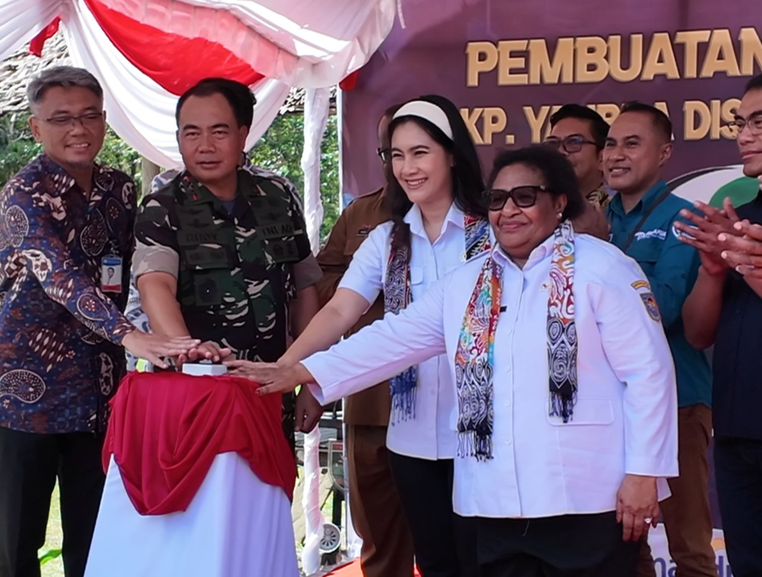 Wakil Menteri Dalam Negeri (Wamendagri) Ribka Haluk bersama Wakil Menteri Kependudukan dan Pembangunan Keluarga (Wamendukbangga) Isyana Bagoes Oka meresmikan fasilitas air bersih di Kampung Yanbra.