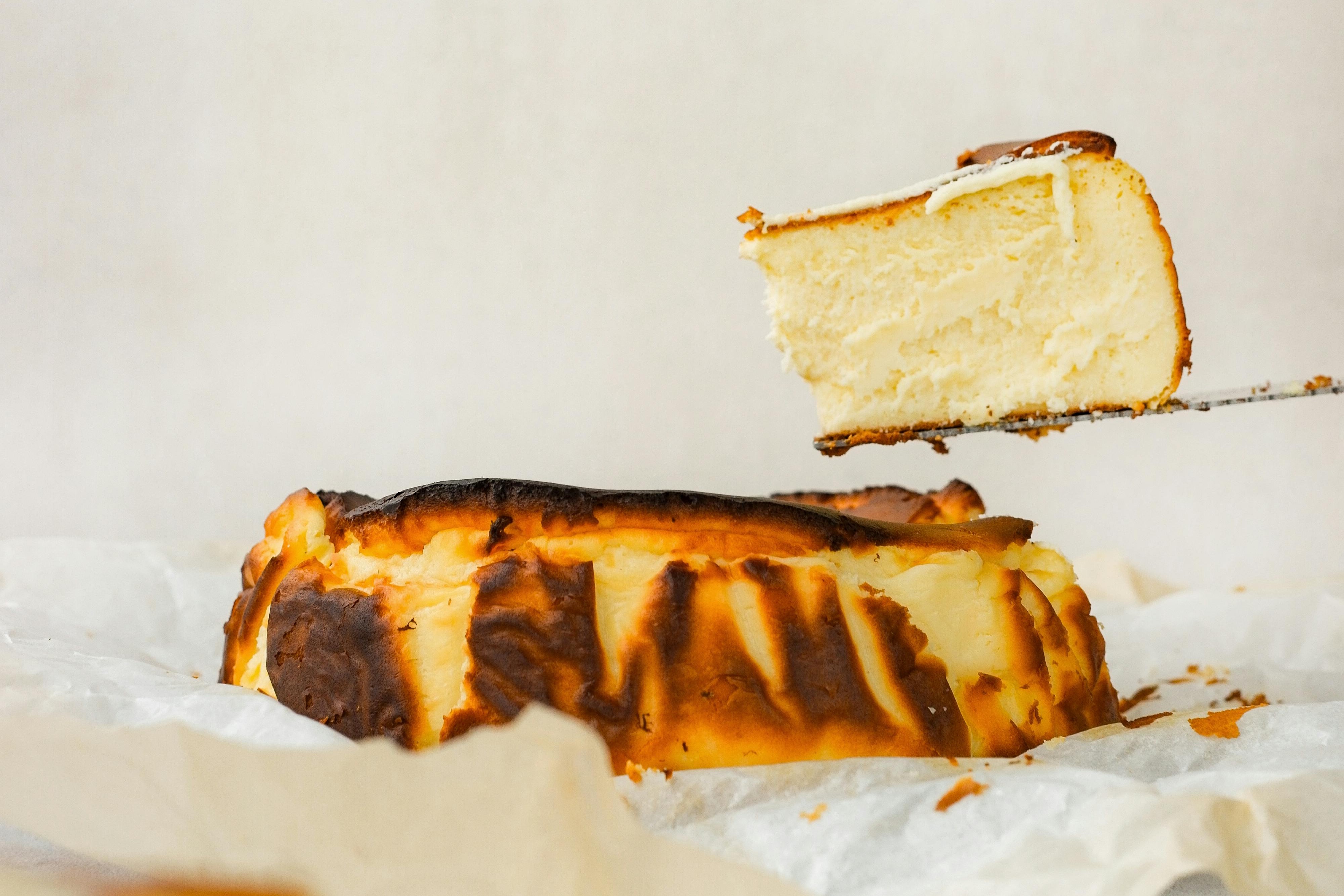 Ilustrasi hidangan penutup Basque Burnt Cheesecake