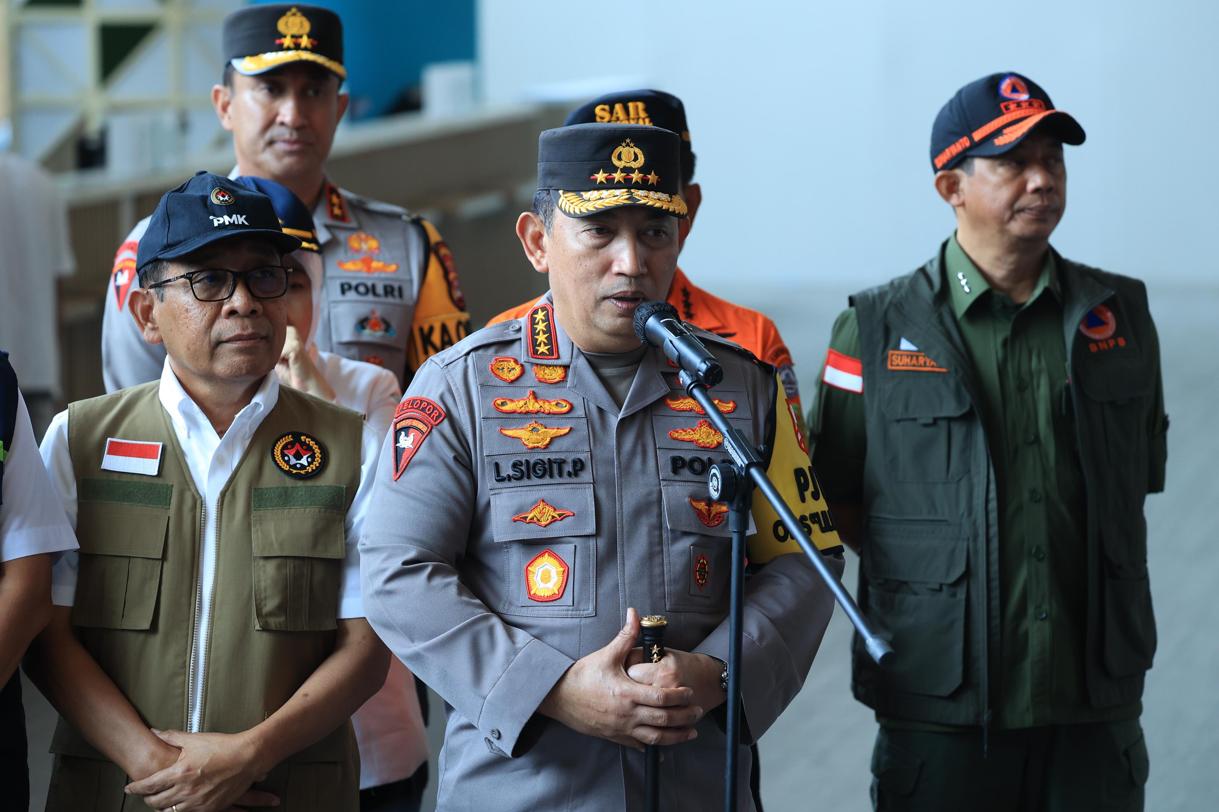 Kapolri Listyo Sigit Prabowo saat meninjau kesiapan Pelabuhan Merak untuk libut Nataru. (Mabes Polri)