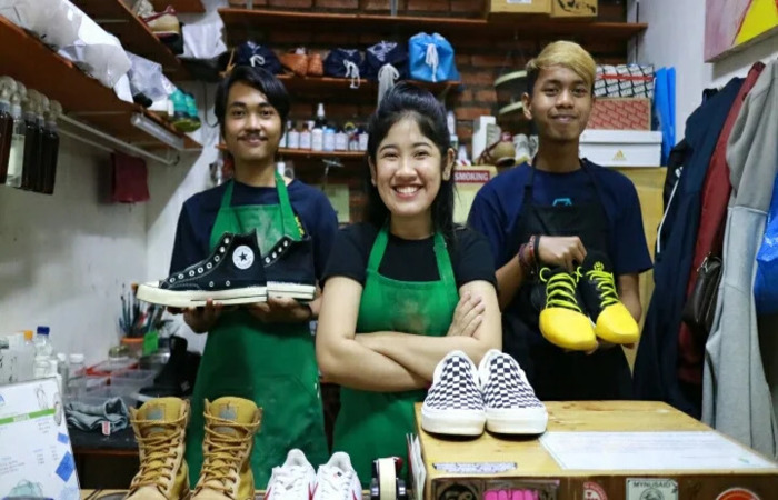 Salah toko reparasi sepatu di Tangerang Selatan