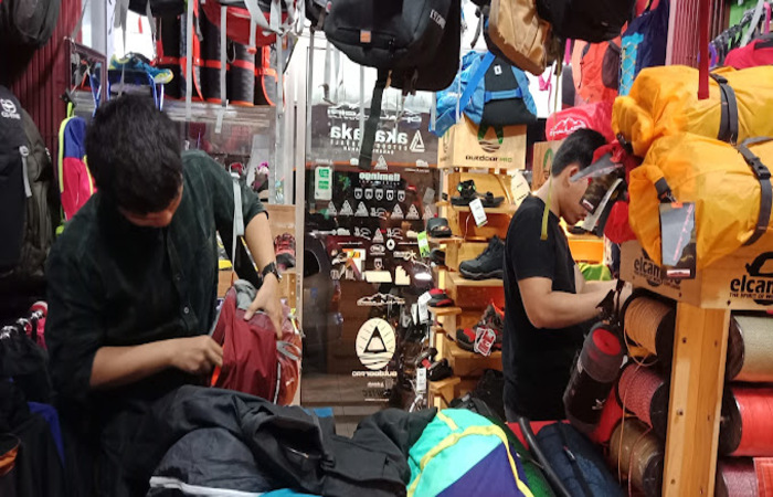 Foto tampak dalam toko Rental dan Menjual Alat Camping dan Naik Gunung K2 Outdoor Pamulang Tangsel