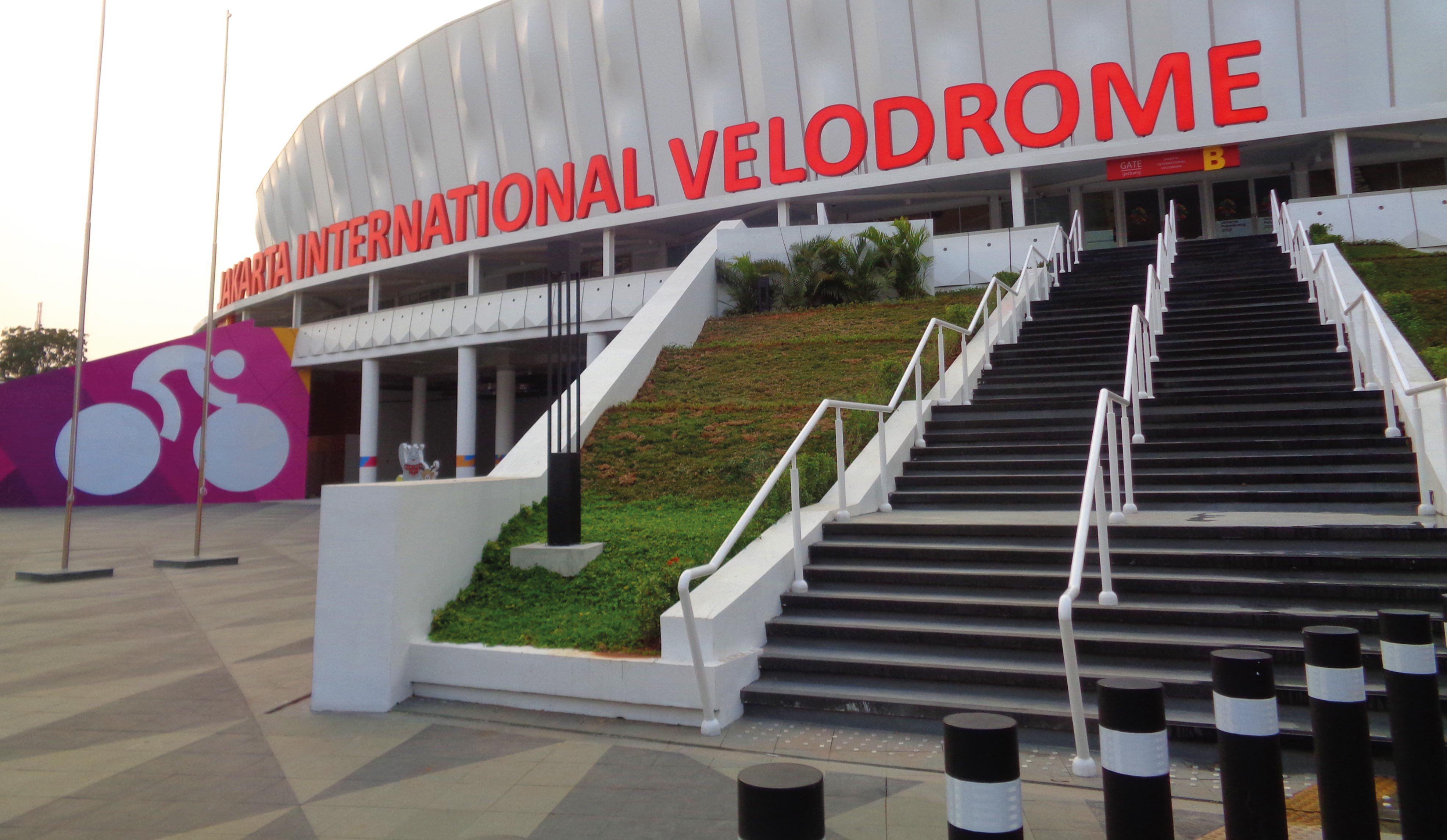 Area luar Jakarta International Velodrome yang berlokasi di Rawamangun, Jakarta Timur