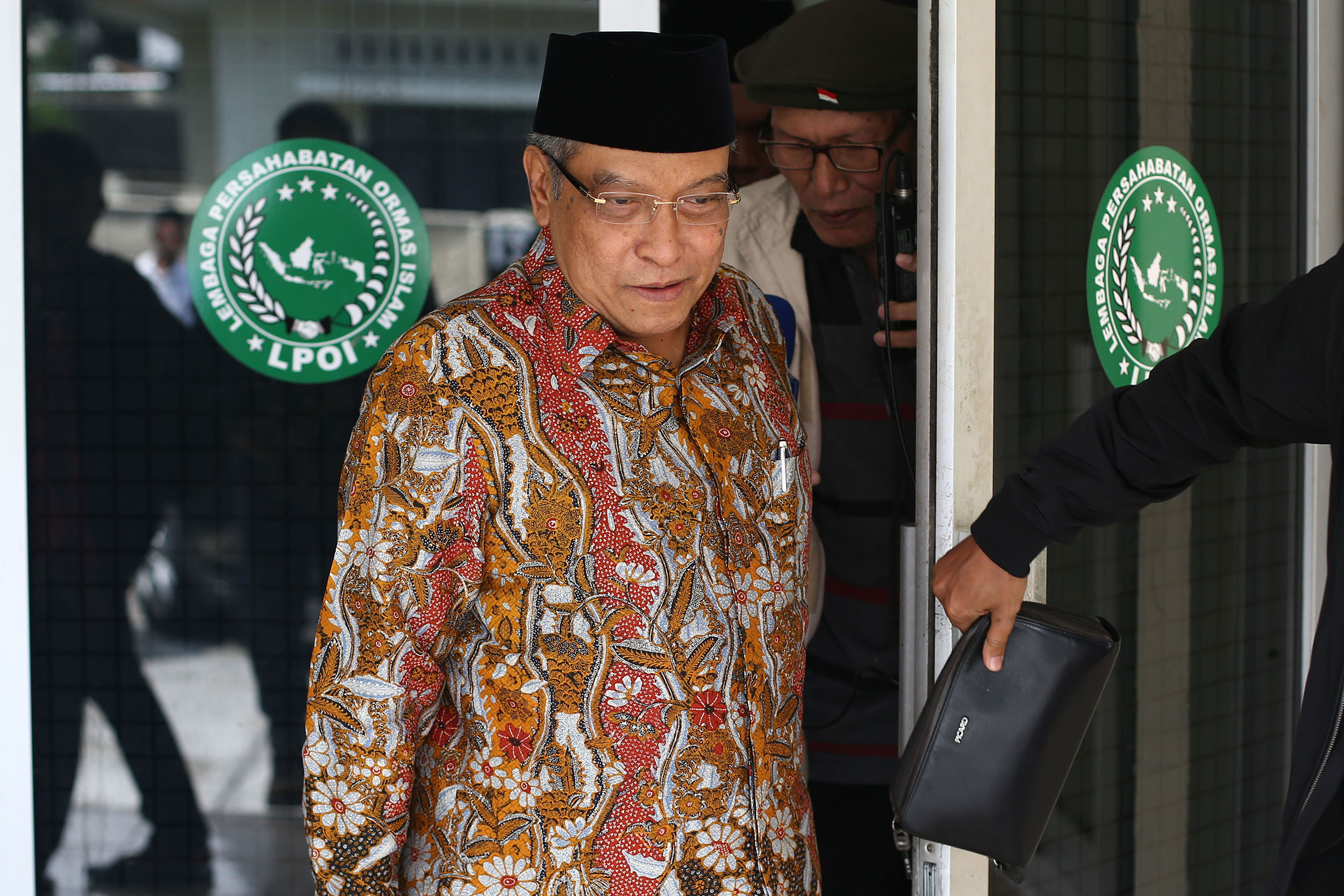 Ketua Umum LPOI KH Said Aqil Siroj usai memberikan keteran pers di kantor LPOI, Kramat, Jakarta.