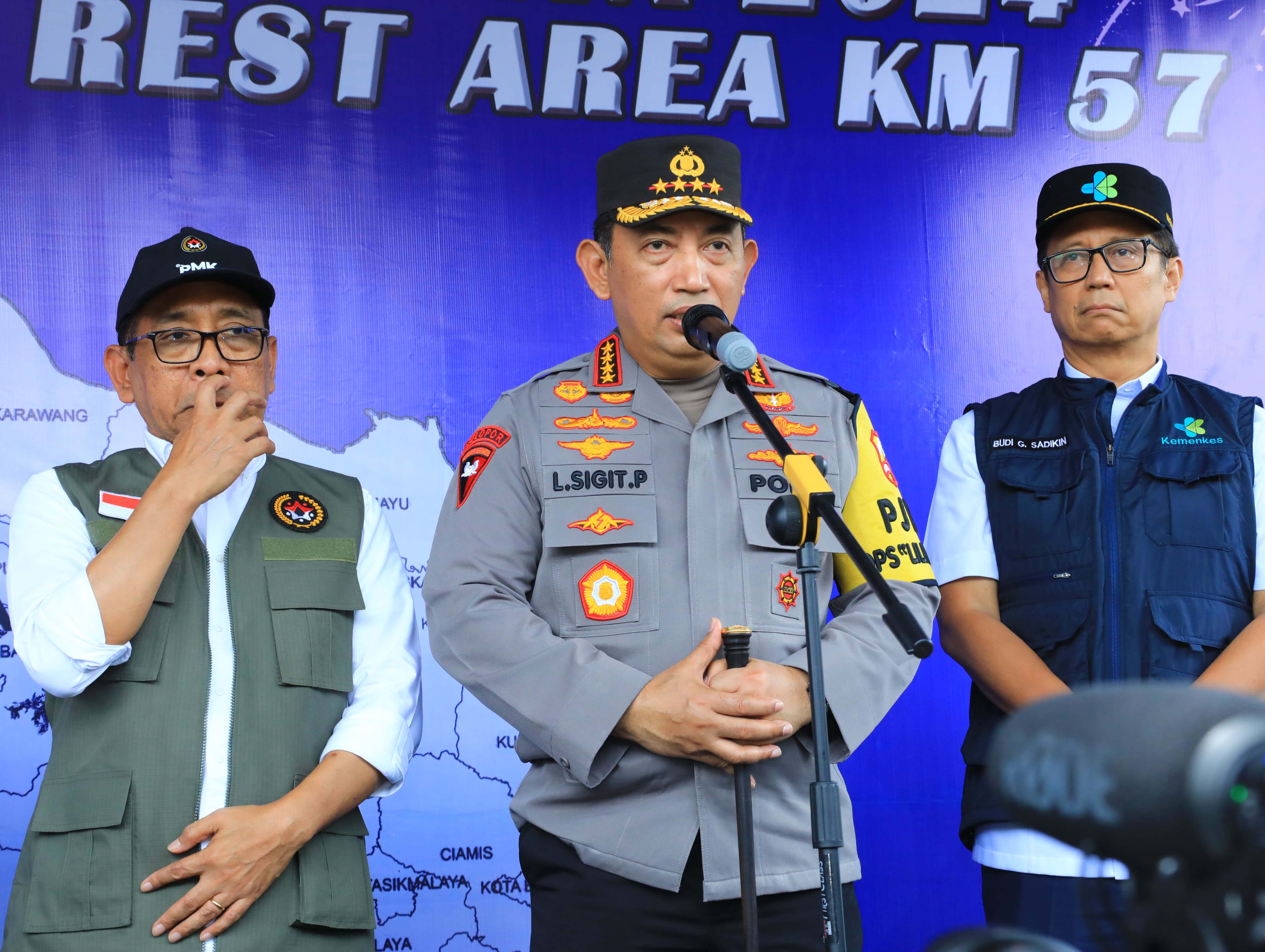 Kapolri Listyo Sigit Prabowo saat memberikan keterangan mengenai arus libur Nataru di Rest Area KM 57 Karawang. (Mabes Polri)