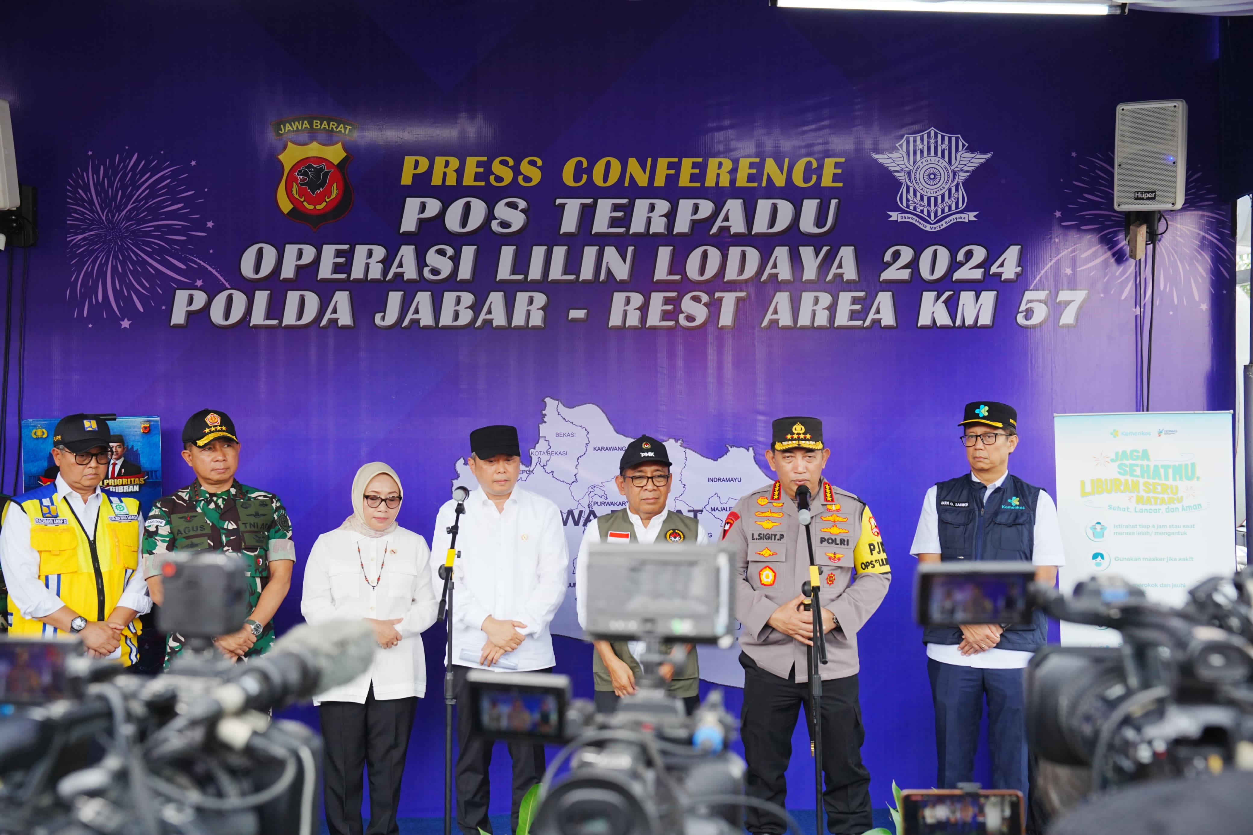 Kapolri Sigit bersama Panglima TNI Agus Subiyanto dan pejabat lain saat press conference di rest area KM 57. (Mabes Polri)