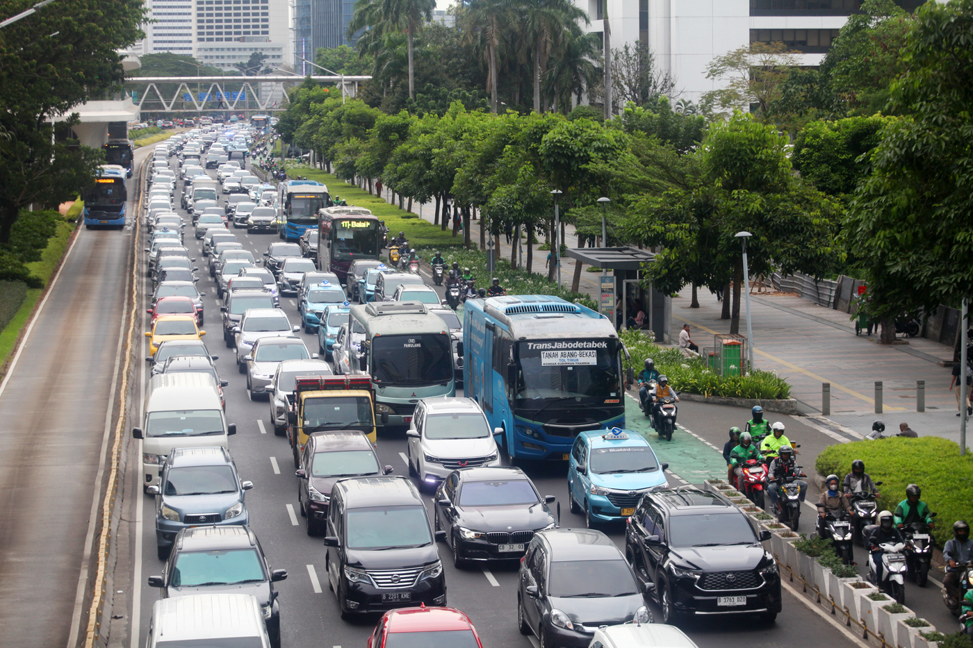 Ilustrasi - Padatnya lalu lintas hingga menimbulkan macet di kawasan Jalan Sudirman, Jakarta. (Dery Ridwansah/ JawaPos.com)