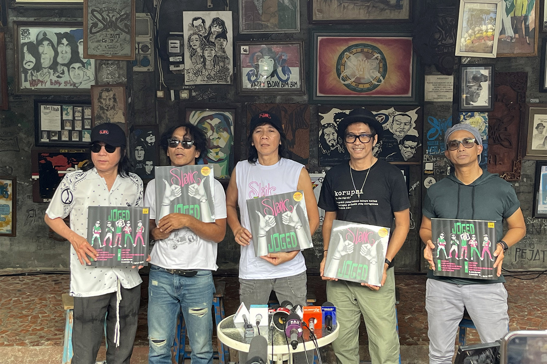 Slank merilis album Joged dalam format piringan hitam dengan dua lagu tambahan yang eksklusif.