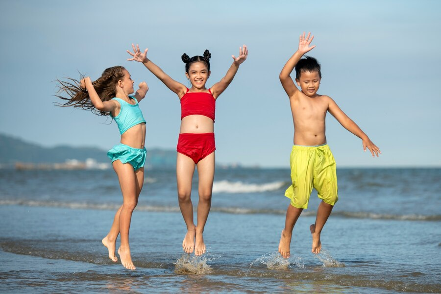 Ilustrasi anak-anak bermain di tepi pantai.