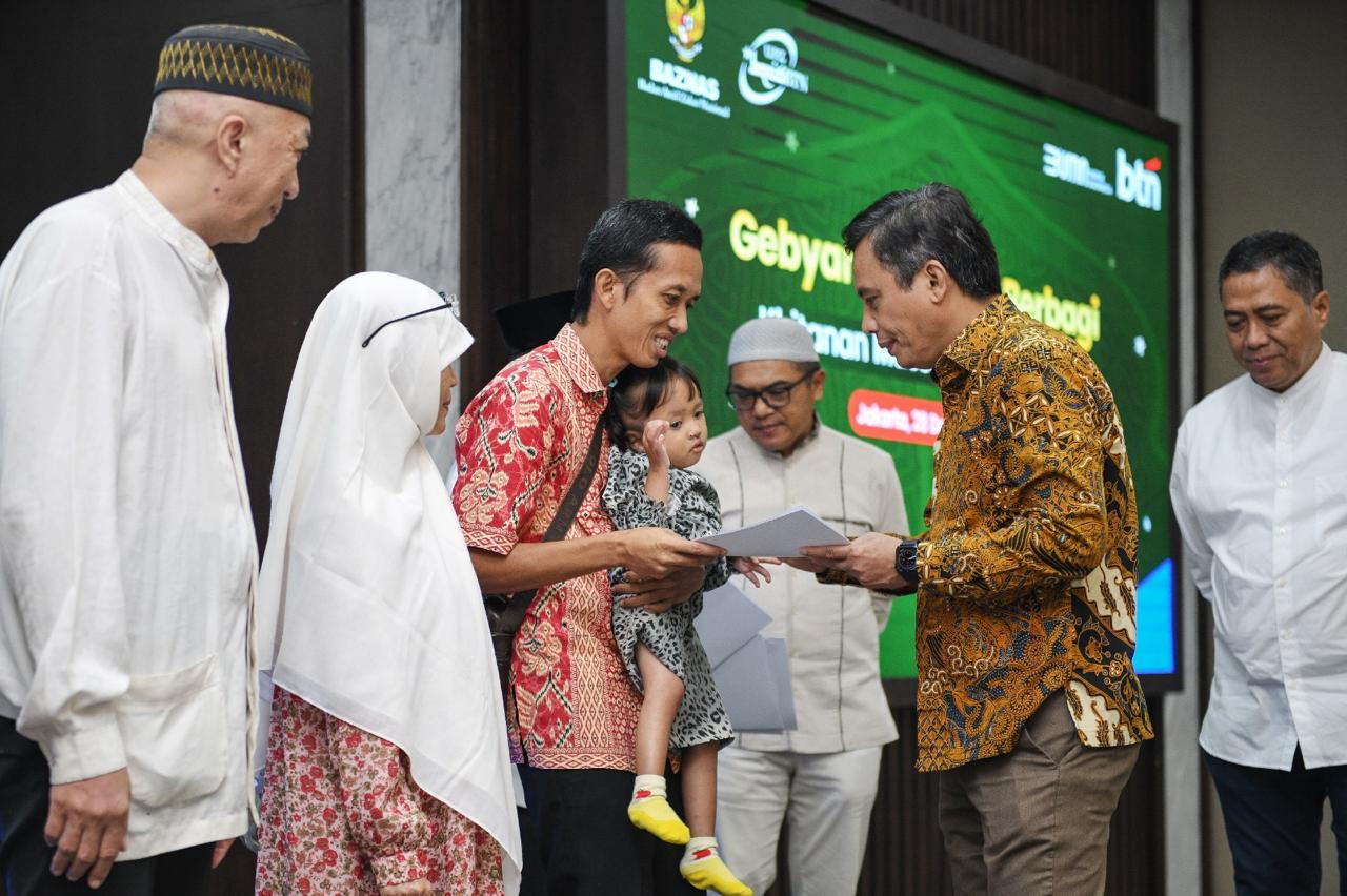 Direktur Utama BTN Nixon LP Napitupulu memberikan santunan.