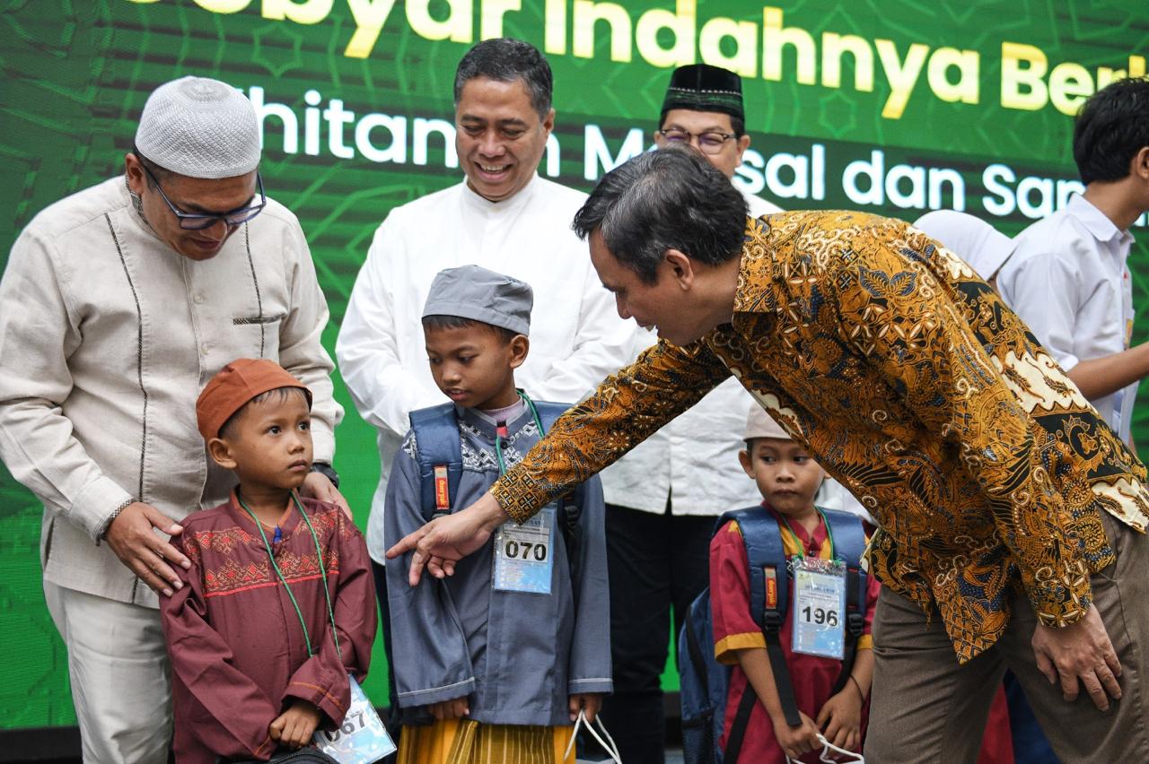 Direktur Utama BTN Nixon LP Napitupulu menyapa sejumlah anak yatim piatu.