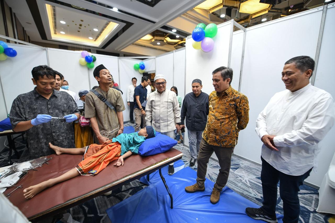 Direktur Utama BTN Nixon LP Napitupulu bersama Direktur Consumer BTN Hirwandi Gafar dan Direktur Human Capital Compliance & Legal BTN Eko Waluyo berbincang dengan sejumlah peserta khitanan.