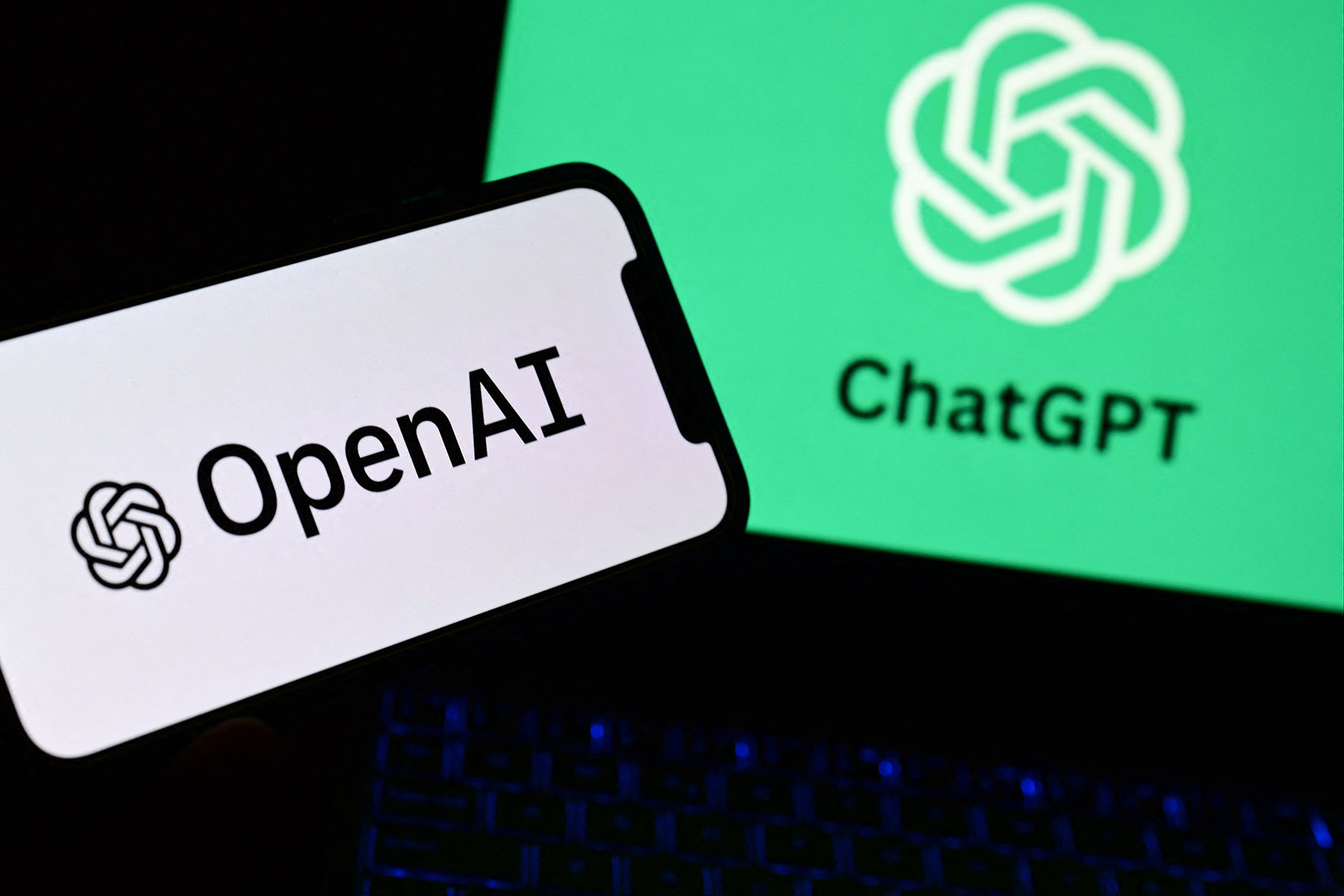 Ilustrasi OpenAI research laboratory dan ChatGPT robot.