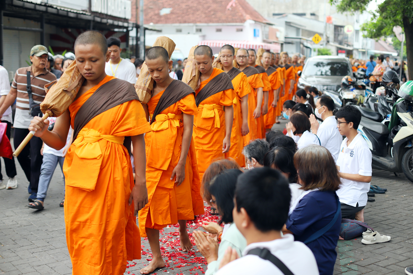 Warga menyambut sejumlah ratusan Biksu Thudong dalam rangkaian Pabajja Samanera di Kota Tangerang, Banten, Minggu (29/12/2024). (Dery Ridwansah/ JawaPos.com)