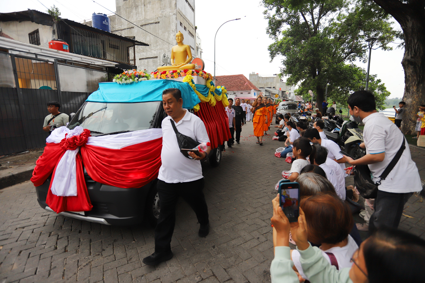 Warga menyambut sejumlah ratusan Biksu Thudong dalam rangkaian Pabajja Samanera di Kota Tangerang, Banten, Minggu (29/12/2024). (Dery Ridwansah/ JawaPos.com)