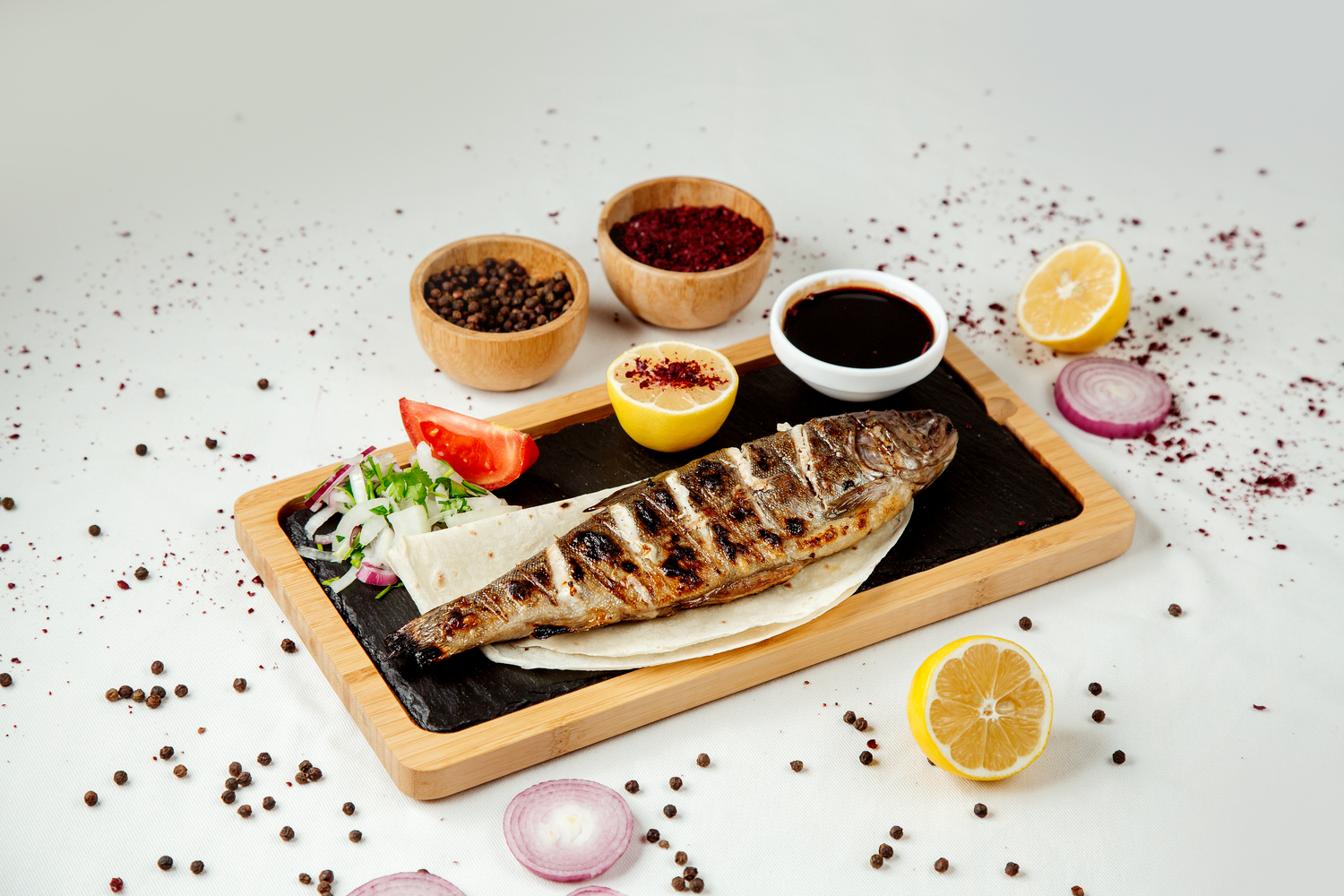 Ilustrasi ikan bakar di atas talenan kayu