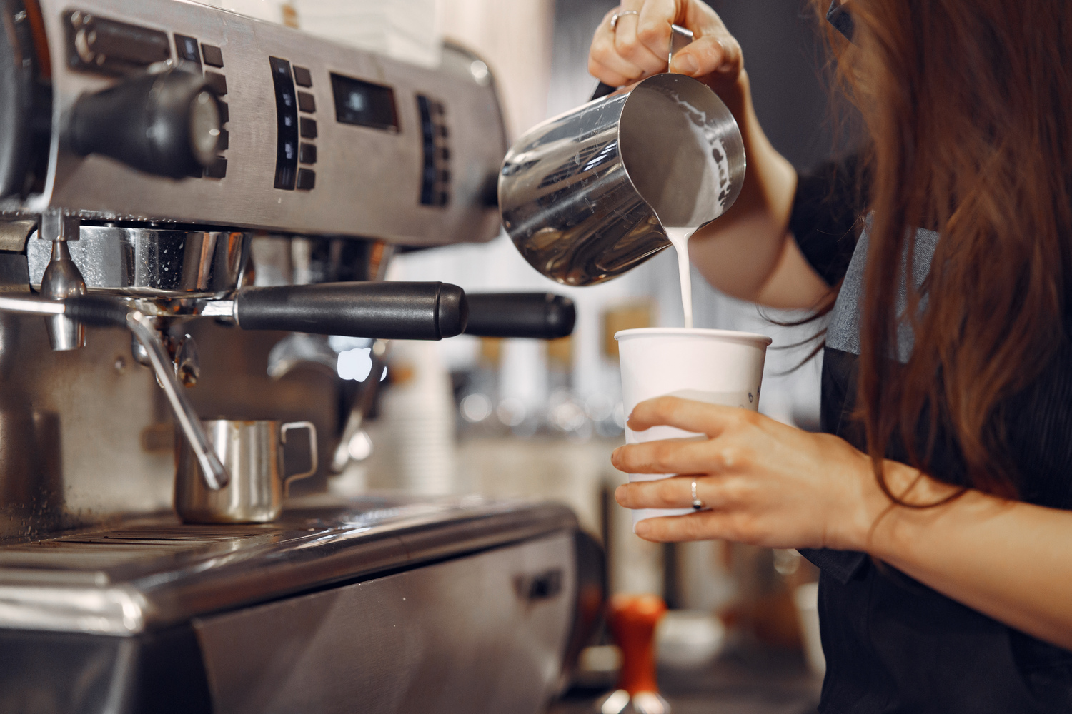 Ilustrasi barista sedang membuat pesanan kopi hangat (Dok. Freepik/prostooleh)