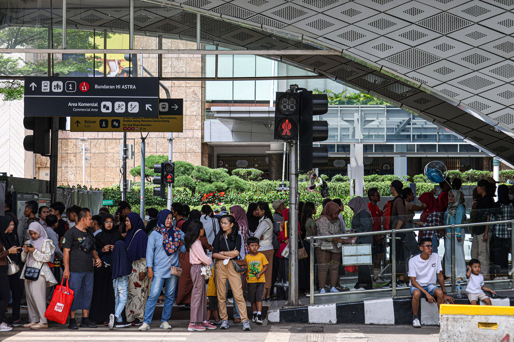 Sejumlah penumpang mengantri di Halte TransJakarta Bundara HI, Jakarta, Rabu (01/12/2025). Dinas Perhubungan (Dishub) Jakarta akan memberlakukan tarif MRT, LRT, dan Transjakarta hanya 1 rupiah saat malam Tahun Baru 2025. Tarif tersebut akan berlaku dari S