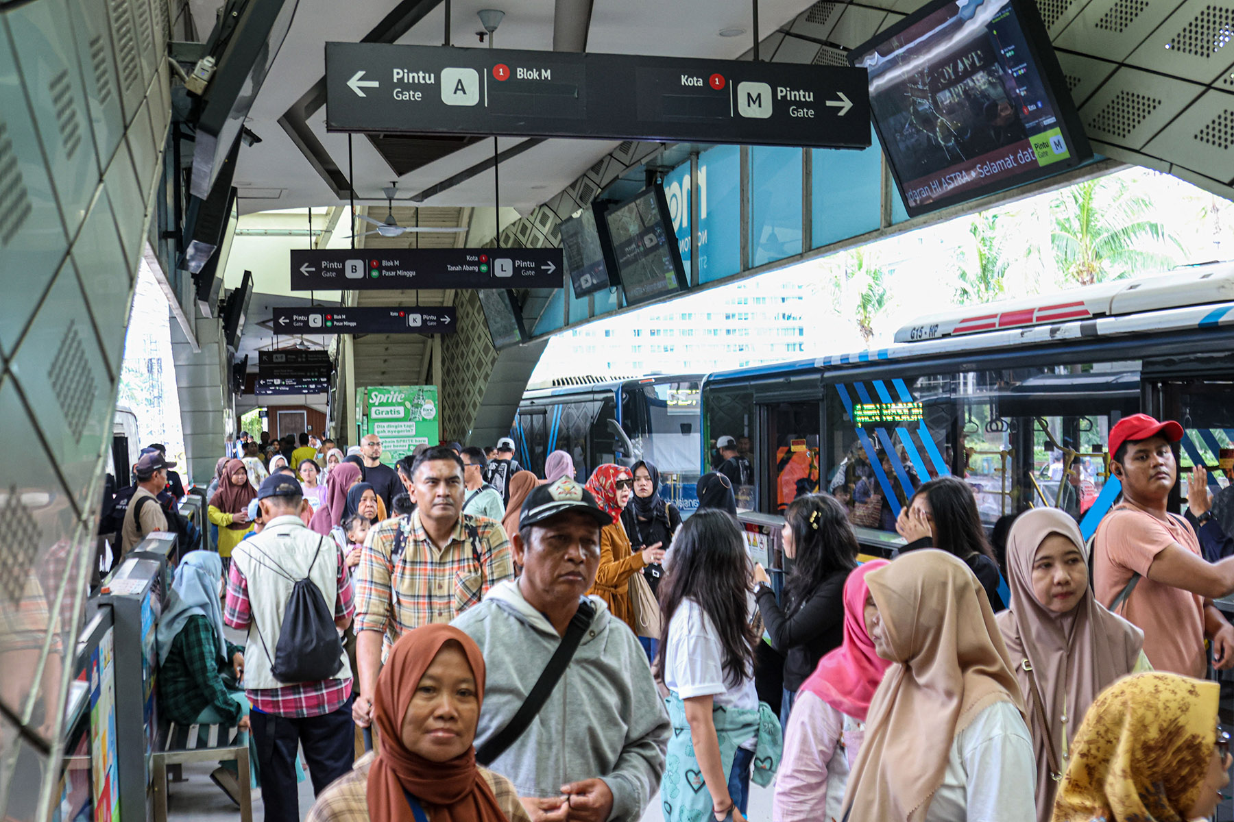 Sejumlah penumpang mengantri di Halte TransJakarta Bundara HI, Jakarta, Rabu (01/12/2025). Dinas Perhubungan (Dishub) Jakarta akan memberlakukan tarif MRT, LRT, dan Transjakarta hanya 1 rupiah saat malam Tahun Baru 2025. Tarif tersebut akan berlaku dari S