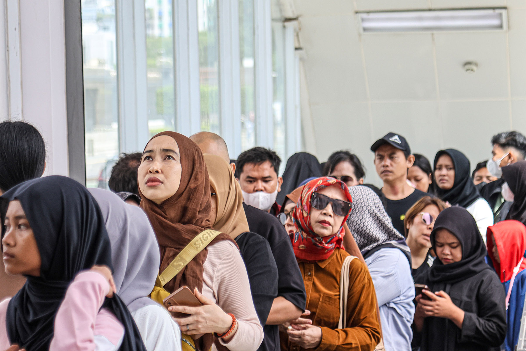 Sejumlah penumpang mengantri di Halte TransJakarta Bundara HI, Jakarta, Rabu (01/12/2025). Dinas Perhubungan (Dishub) Jakarta akan memberlakukan tarif MRT, LRT, dan Transjakarta hanya 1 rupiah saat malam Tahun Baru 2025. Tarif tersebut akan berlaku dari S