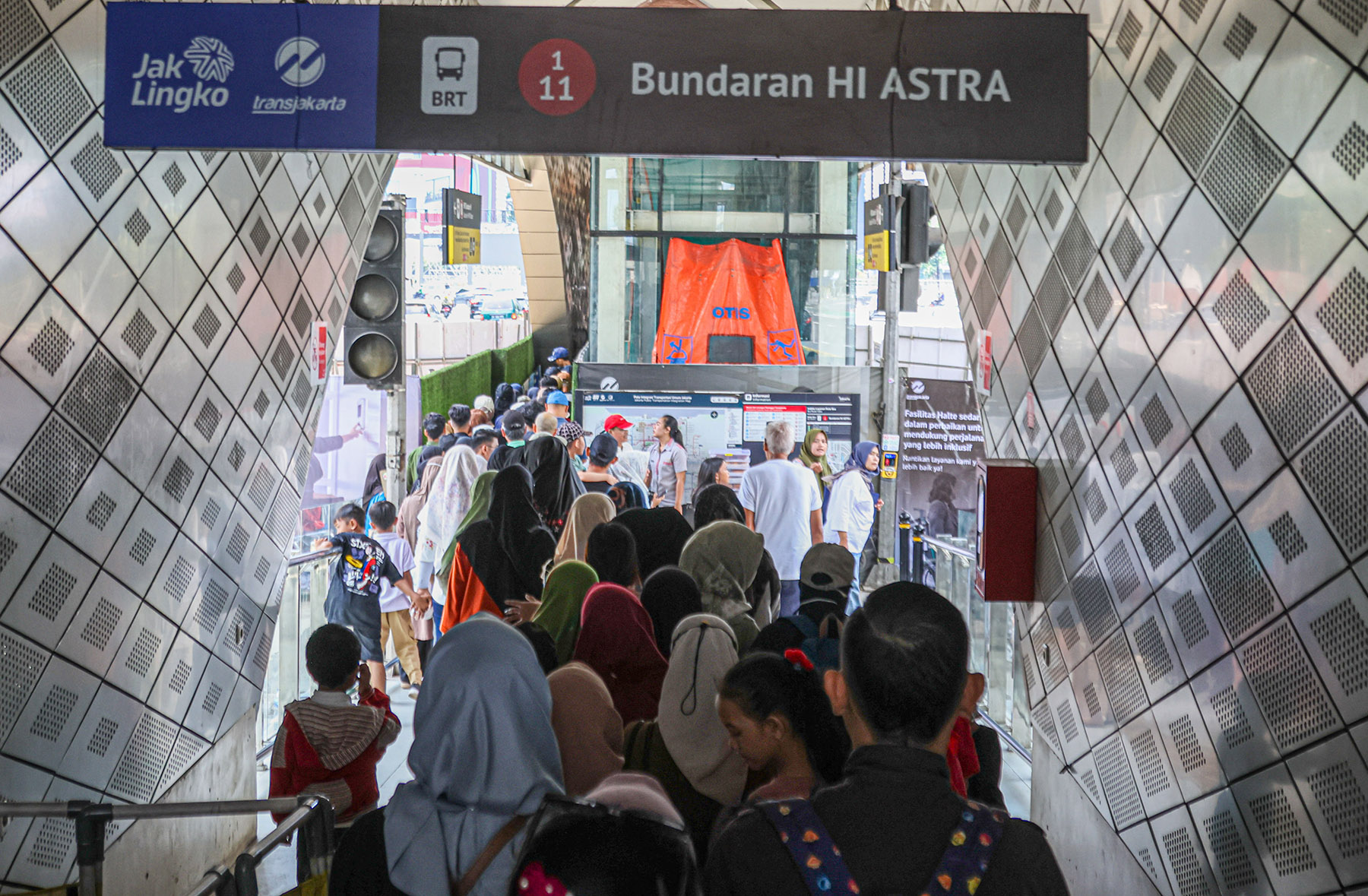 Sejumlah penumpang mengantri di Halte TransJakarta Bundara HI, Jakarta, Rabu (01/12/2025). Dinas Perhubungan (Dishub) Jakarta akan memberlakukan tarif MRT, LRT, dan Transjakarta hanya 1 rupiah saat malam Tahun Baru 2025. Tarif tersebut akan berlaku dari S