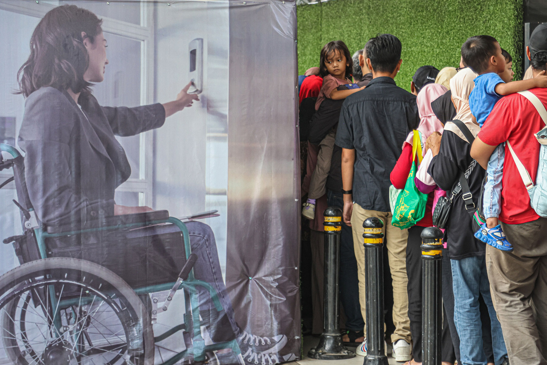 Sejumlah penumpang mengantri di Halte TransJakarta Bundara HI, Jakarta, Rabu (01/12/2025). Dinas Perhubungan (Dishub) Jakarta akan memberlakukan tarif MRT, LRT, dan Transjakarta hanya 1 rupiah saat malam Tahun Baru 2025. Tarif tersebut akan berlaku dari S