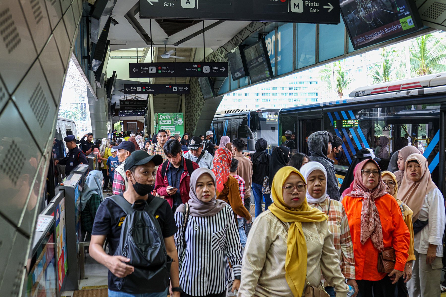 Sejumlah penumpang mengantri di Halte TransJakarta Bundara HI, Jakarta, Rabu (01/12/2025). Dinas Perhubungan (Dishub) Jakarta akan memberlakukan tarif MRT, LRT, dan Transjakarta hanya 1 rupiah saat malam Tahun Baru 2025. Tarif tersebut akan berlaku dari S