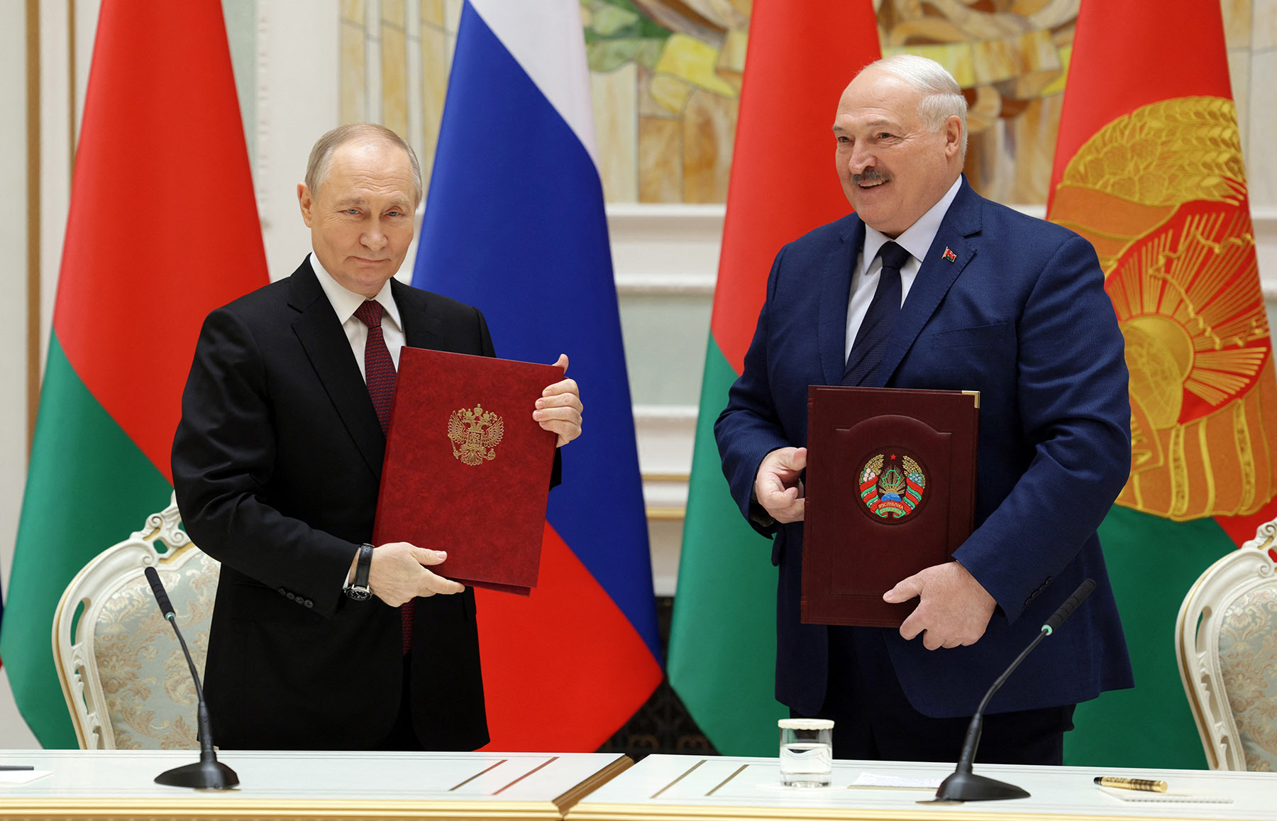 President Rusia Vladimir Putin (kiri) dan Presiden Belarusia President Alexander Lukashenko dalam sebuah pertemuan.