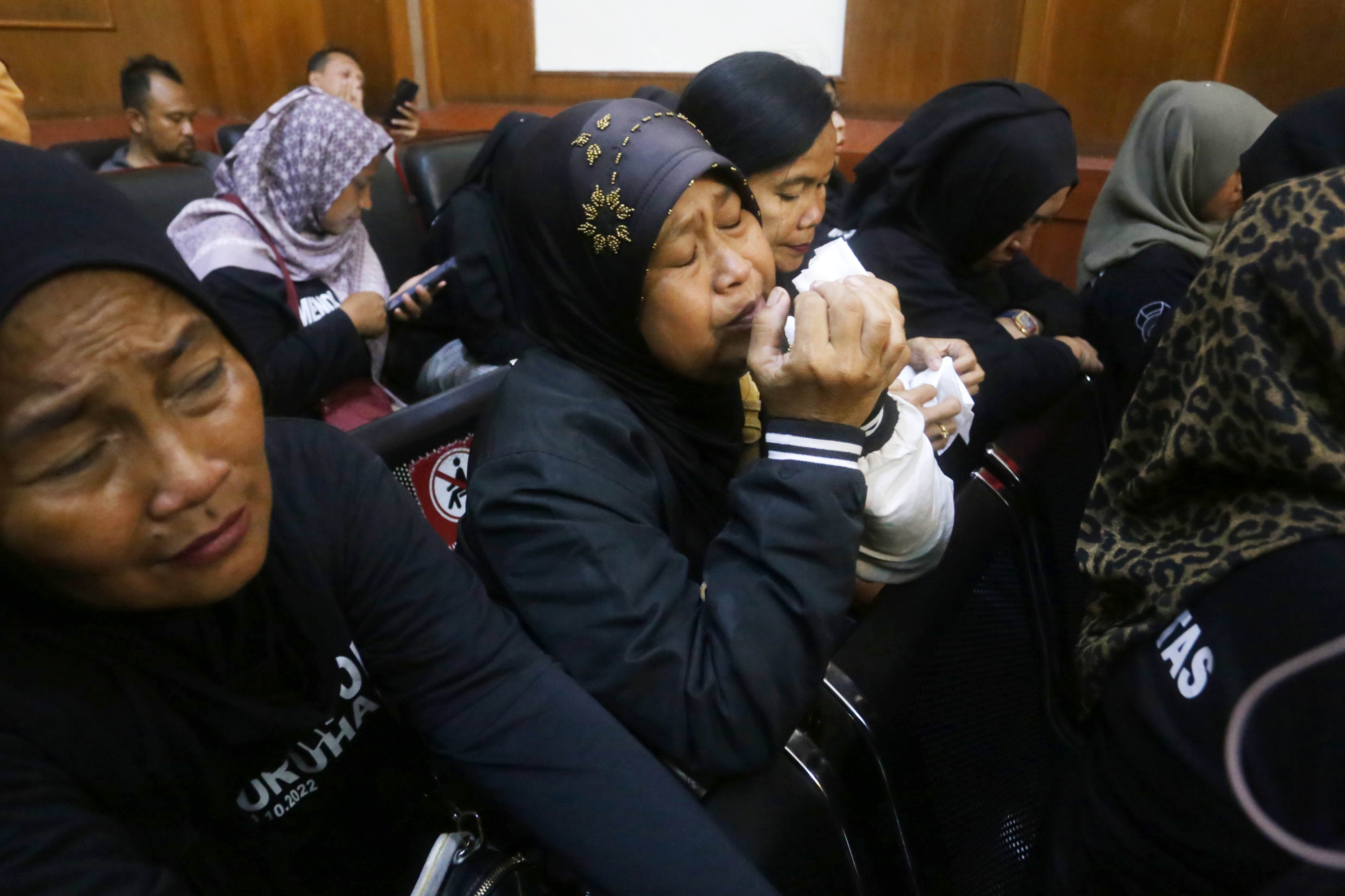 Orangtua korban, Mairi Ngajum (dua kiri) memanjatkan doa, saat sidang di Pengadilan Niaga, Surabaya, Senin (10/12/2024). Sidang dengan agenda pembacaan ganti rugi terhadap para korban Tragedi Kanjuruhan yang diajukan pemohon dari Lembaga Perlindungan Saks