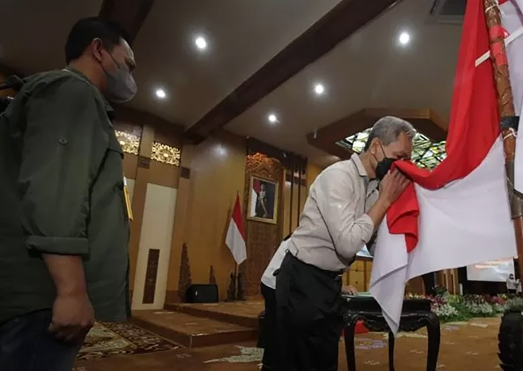 Salah seorang mantan anggota Jamaah Islamiyah (JI) melakukan ikrar setia kepada NKRI dan Pancasila di Kantor Gubernur Jawa Timur, Senin (8/8). (Foto: Moch Asim/Antara)