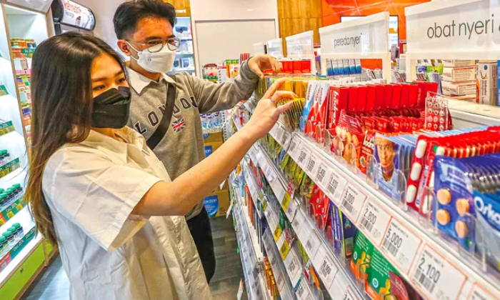 Pengunjung memilih obat di salah satu apotek di kawasan Surabaya Barat, Rabu (19/10/2024).