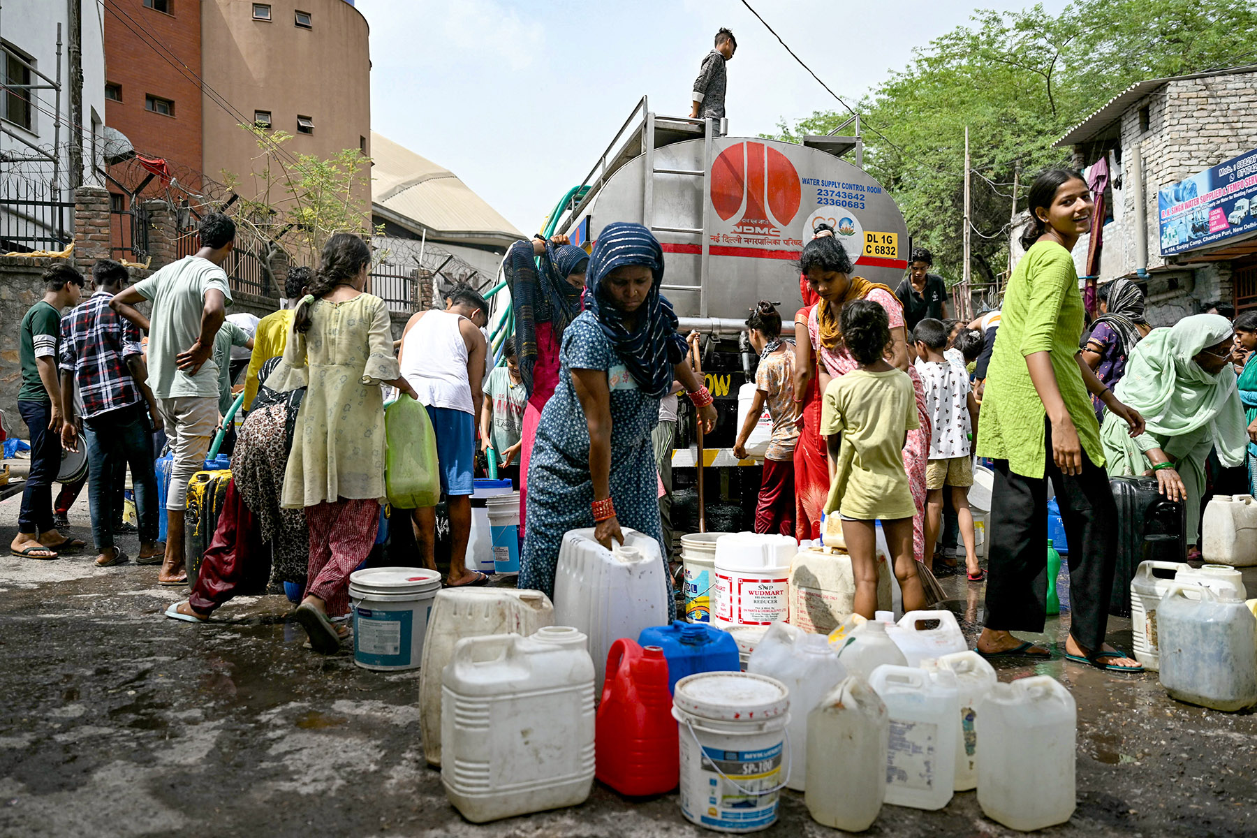 Warga antre air bersih di India.