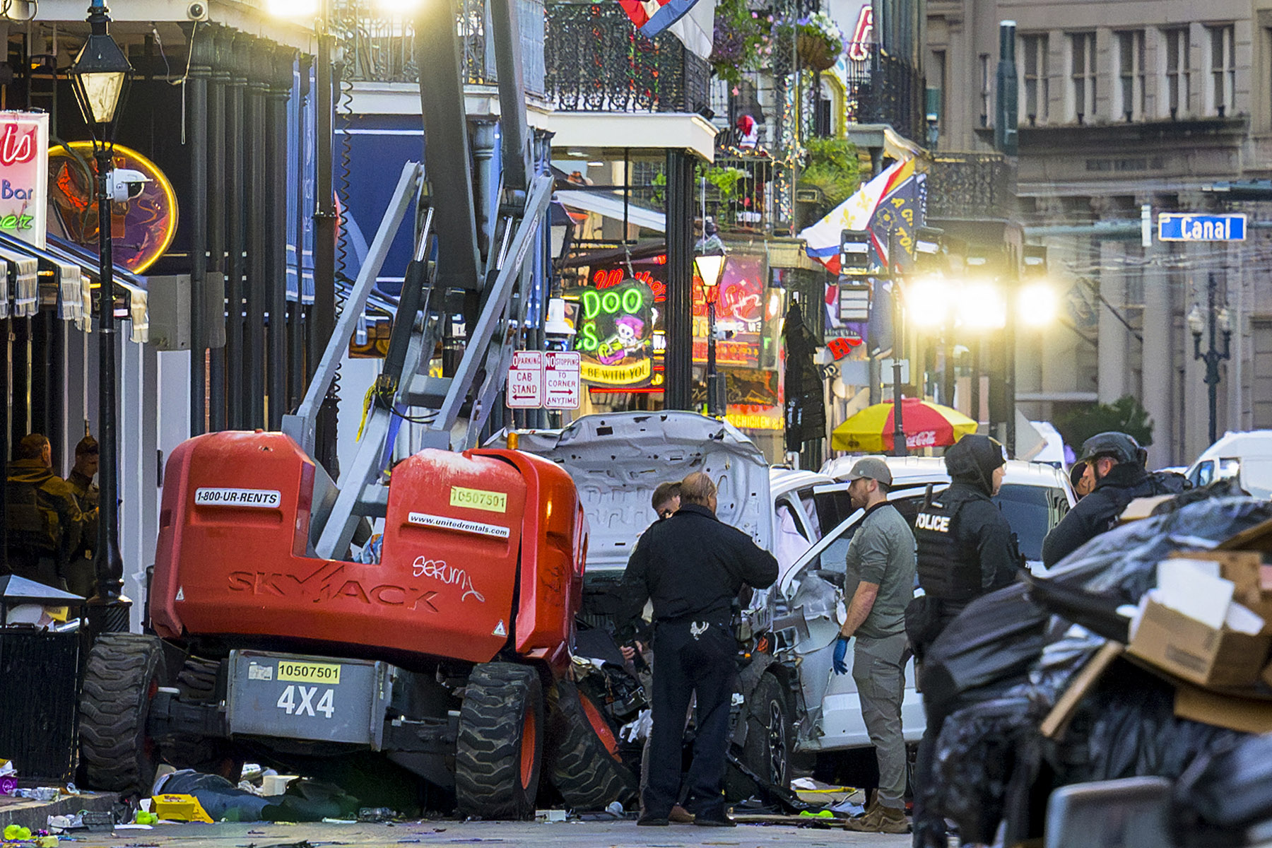 Polisi mengecek TKP di New Orleans, Louisiana, AS.